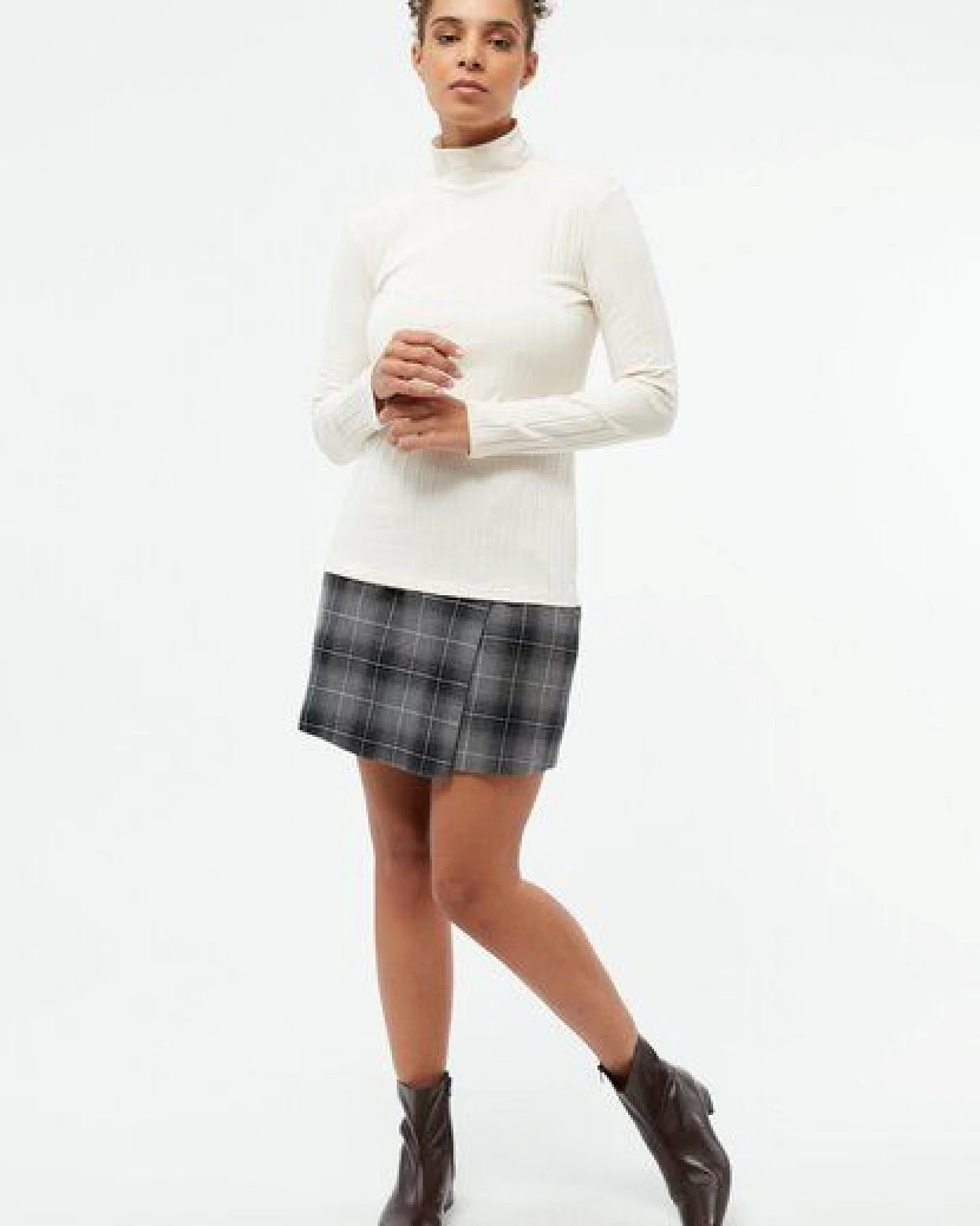 Givn Berlin Geripptes Longsleeve GBVIDA aus Bio-Baumwolle mit Rollkragen – Ansicht 2