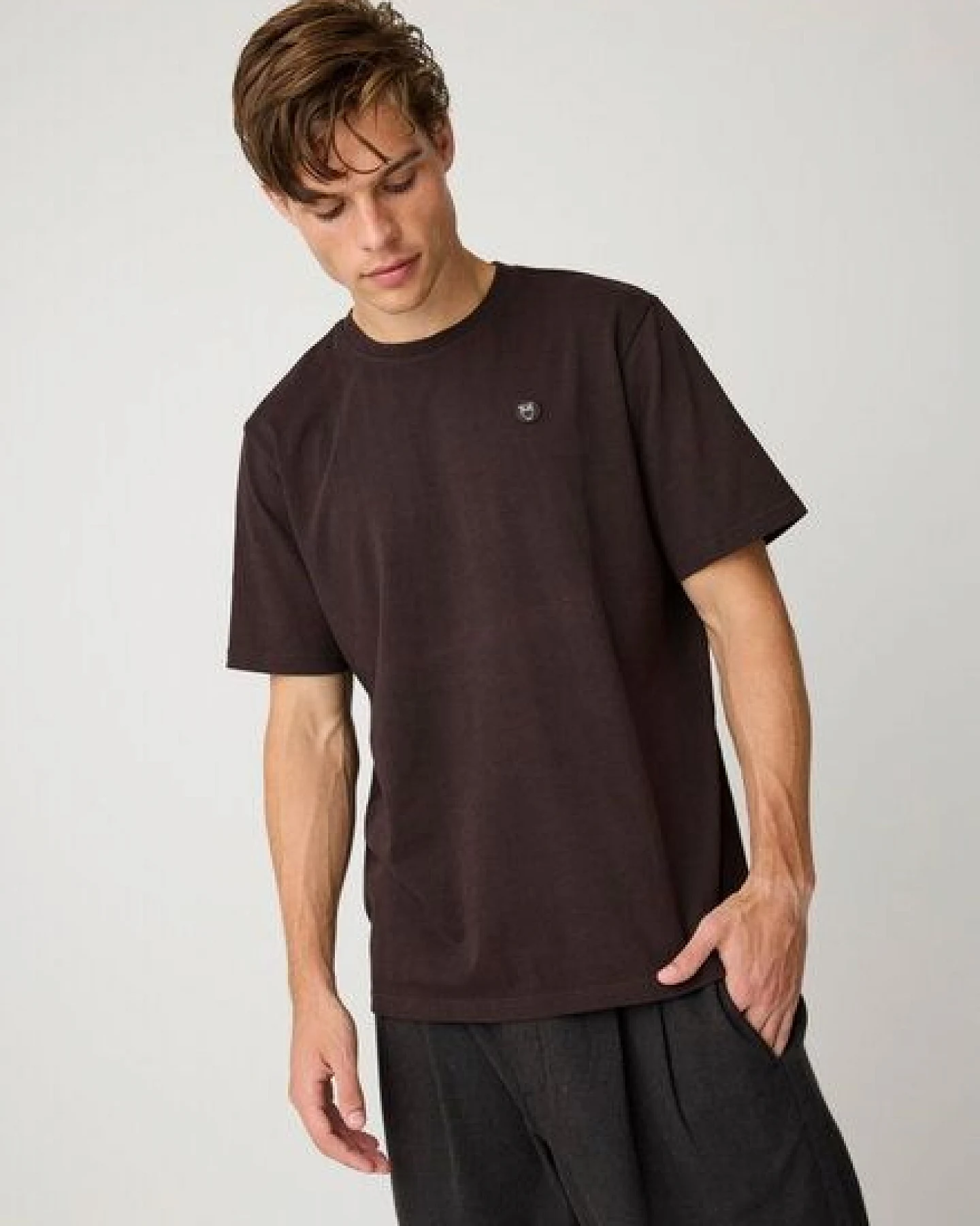 KnowledgeCotton Apparel T-Shirt LOKE Badge aus Bio-Baumwolle - ROC/GOTS/Vegan – Ansicht 2