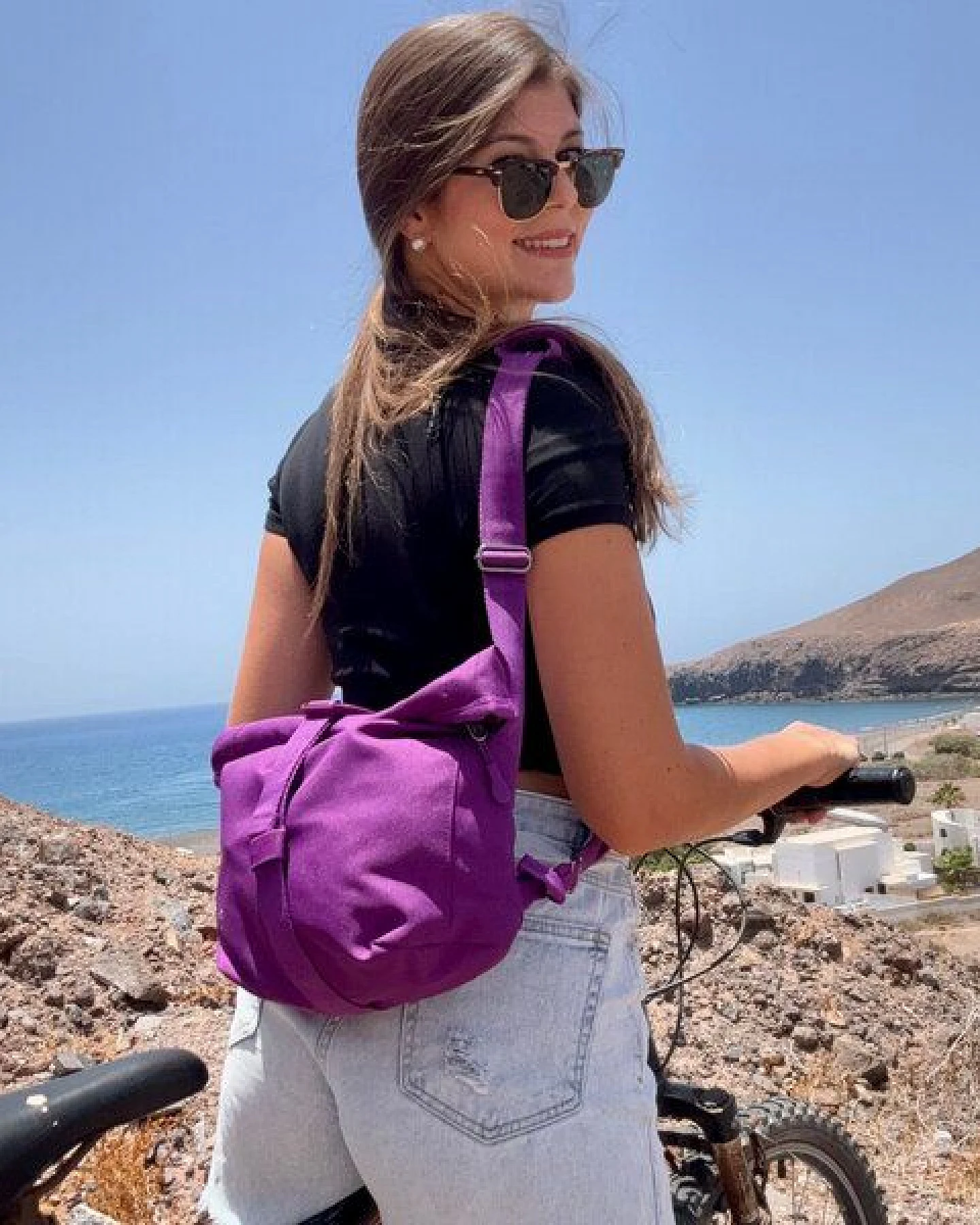 FUCHS & REBELL LUCA 2.0 Crossbody BikeBag – Fester Halt beim Fahren durch 3-Punkt-Gurt – Ansicht 2