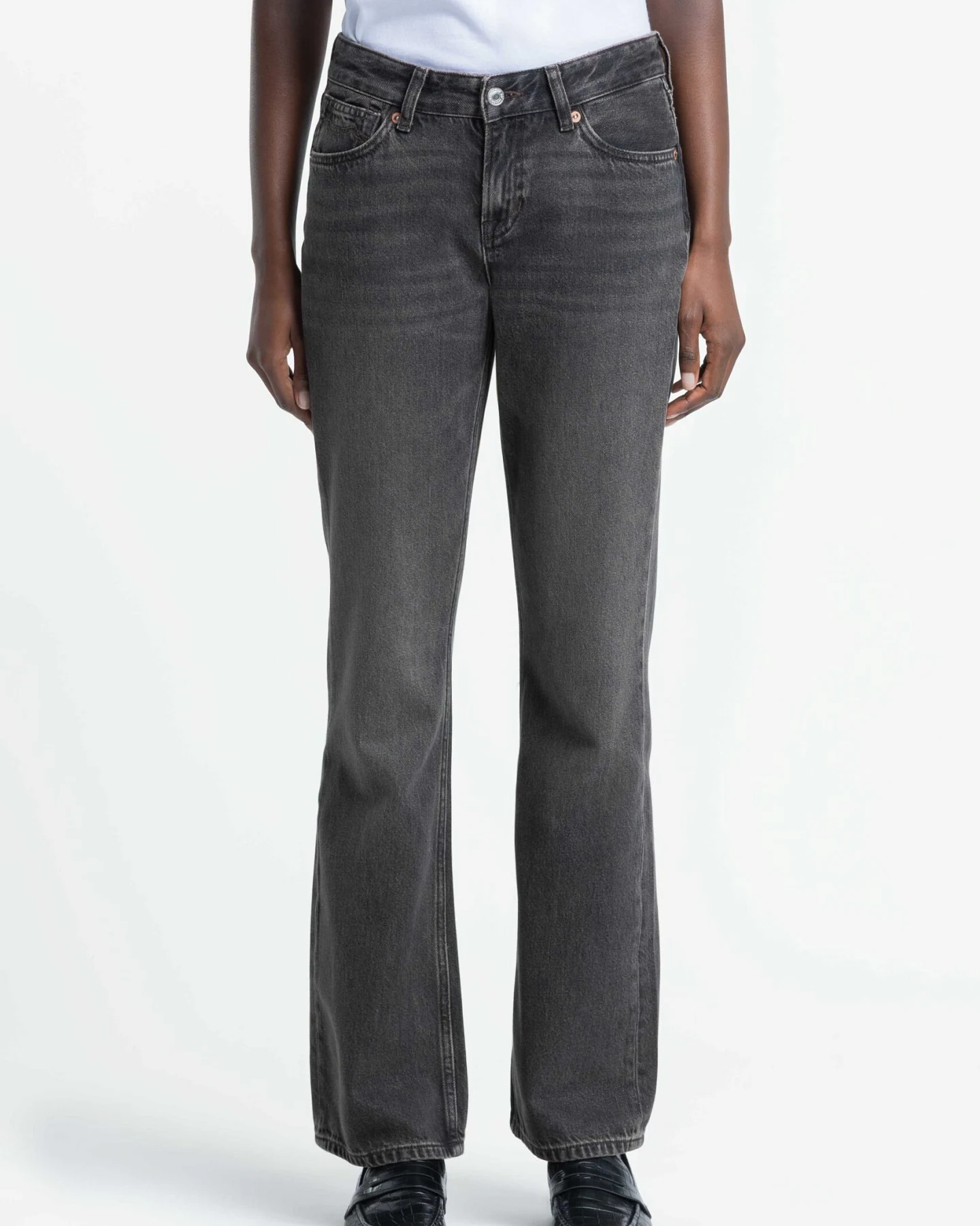Kings of Indigo Damen vegan Jeans Teruko Vilma Washed Braun Schwarz – Ansicht 2