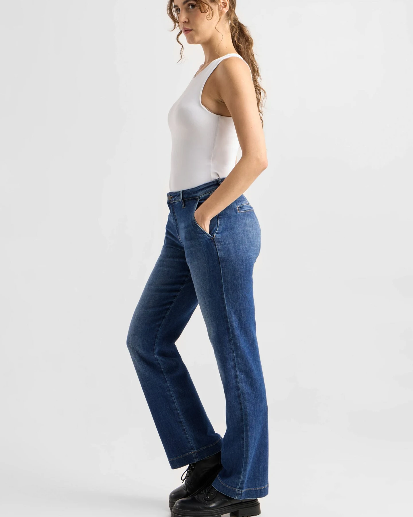 Dawn Damen vegan Jeans Cosma Flared Chino Vintage Blau – Ansicht 2
