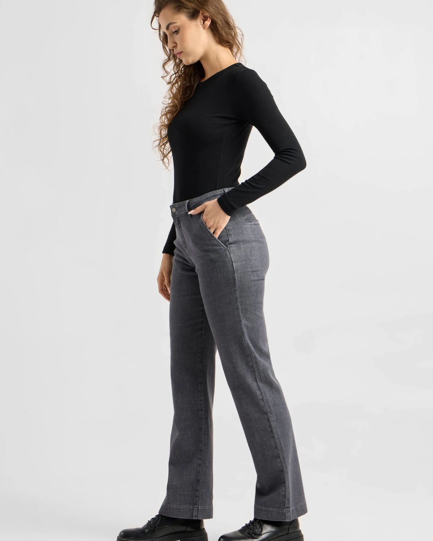 Dawn Damen vegan Jeans Cosma Flared Chino Warm Grey – Ansicht 2