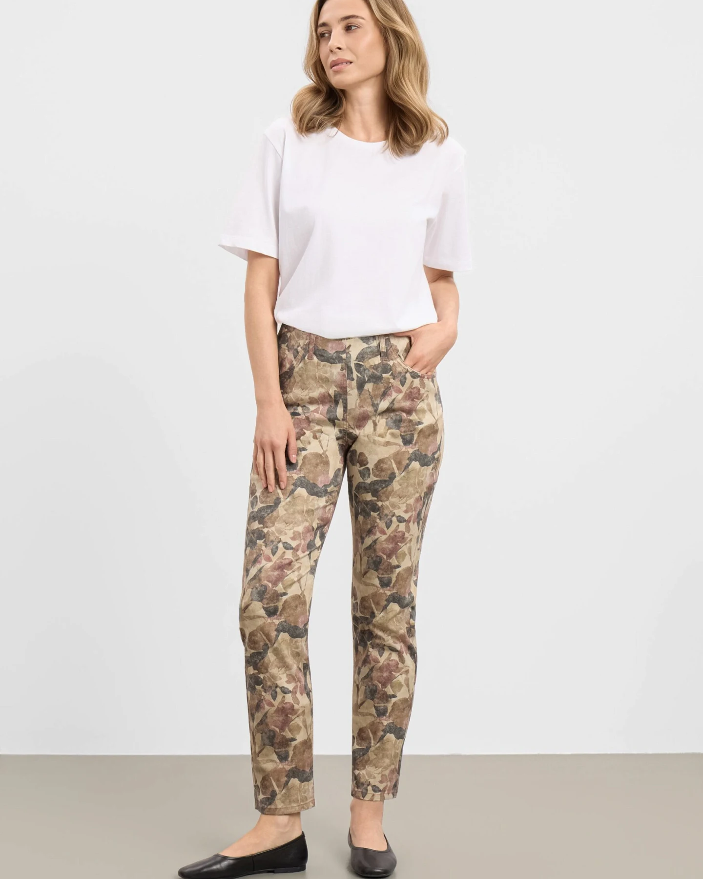 LAURIE Damen vegan Hose Kelly Regular Sl Pflaume Botany-Print – Ansicht 2