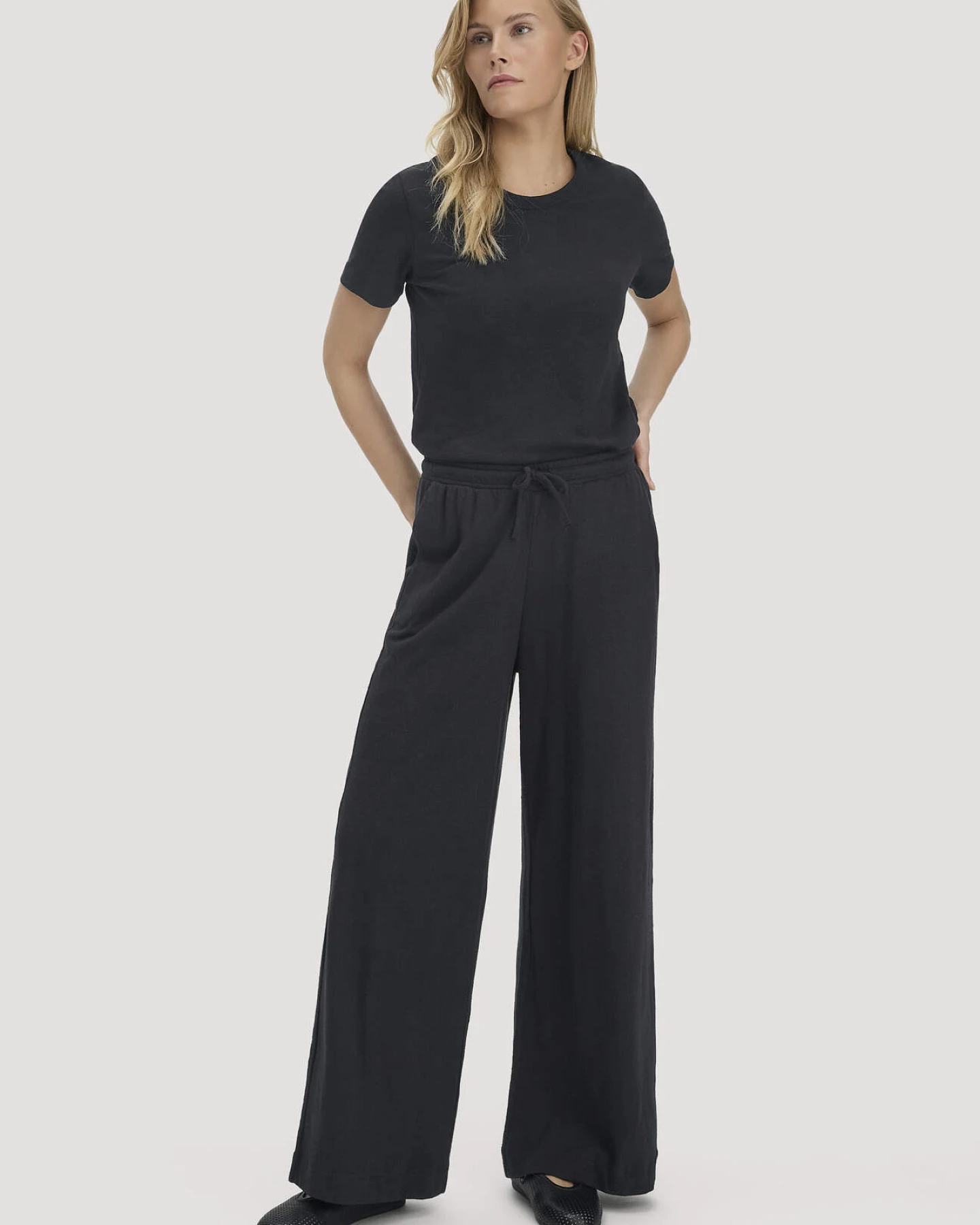 hessnatur Damen T-Shirt Relaxed aus Leinen und Bio-Baumwolle - schwarz - Größe 40 – Ansicht 2