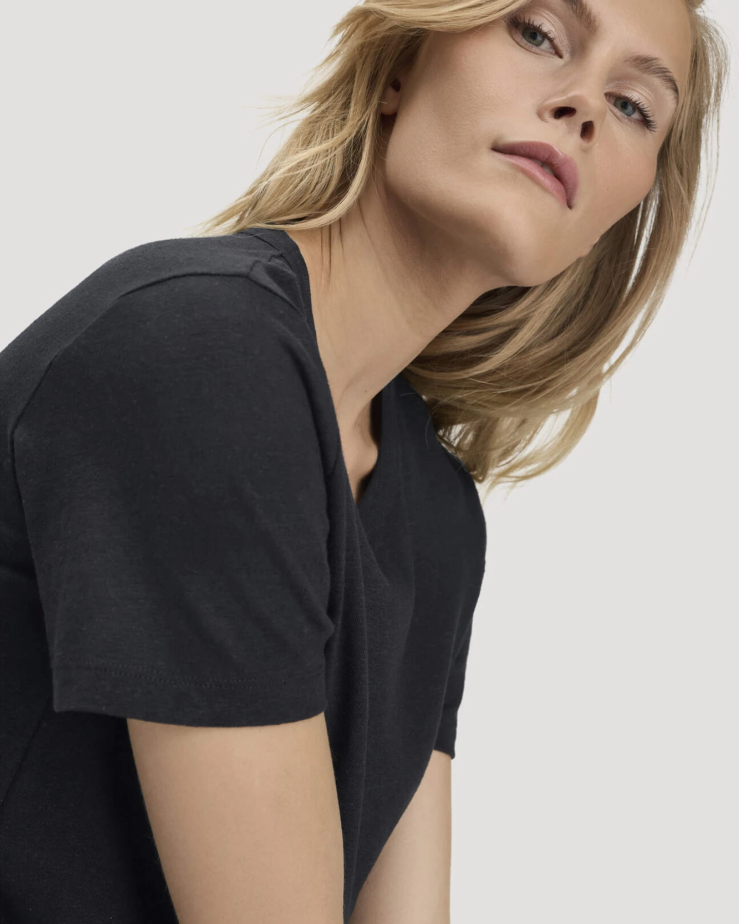 hessnatur Damen T-Shirt Relaxed aus Leinen und Bio-Baumwolle - schwarz - Größe 40 – Ansicht 4