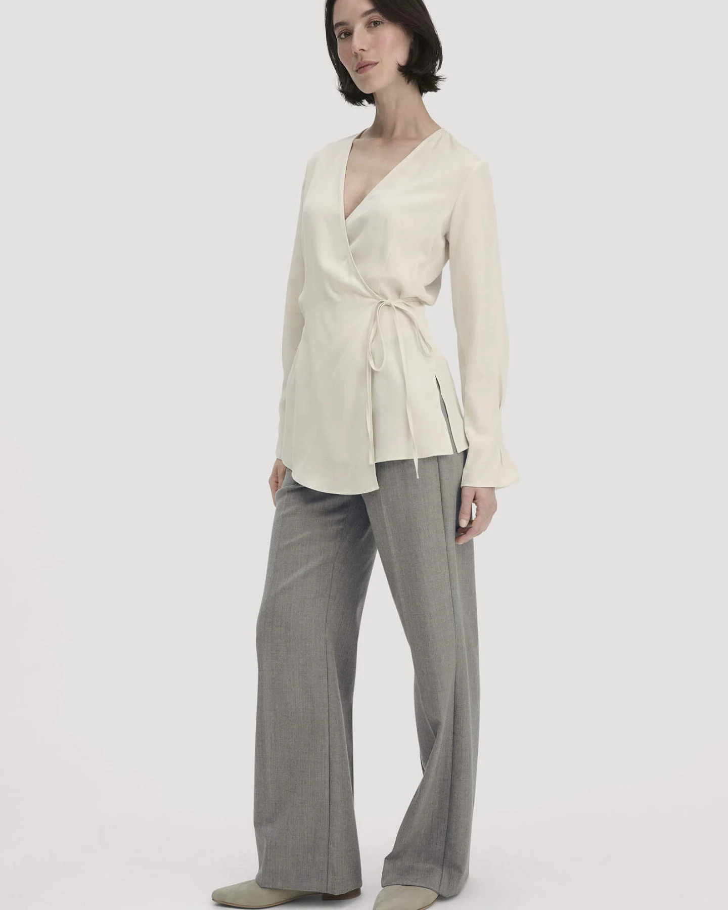 hessnatur Damen Wickelbluse Regular aus TENCEL™ Lyocell - beige - Größe 44 – Ansicht 2