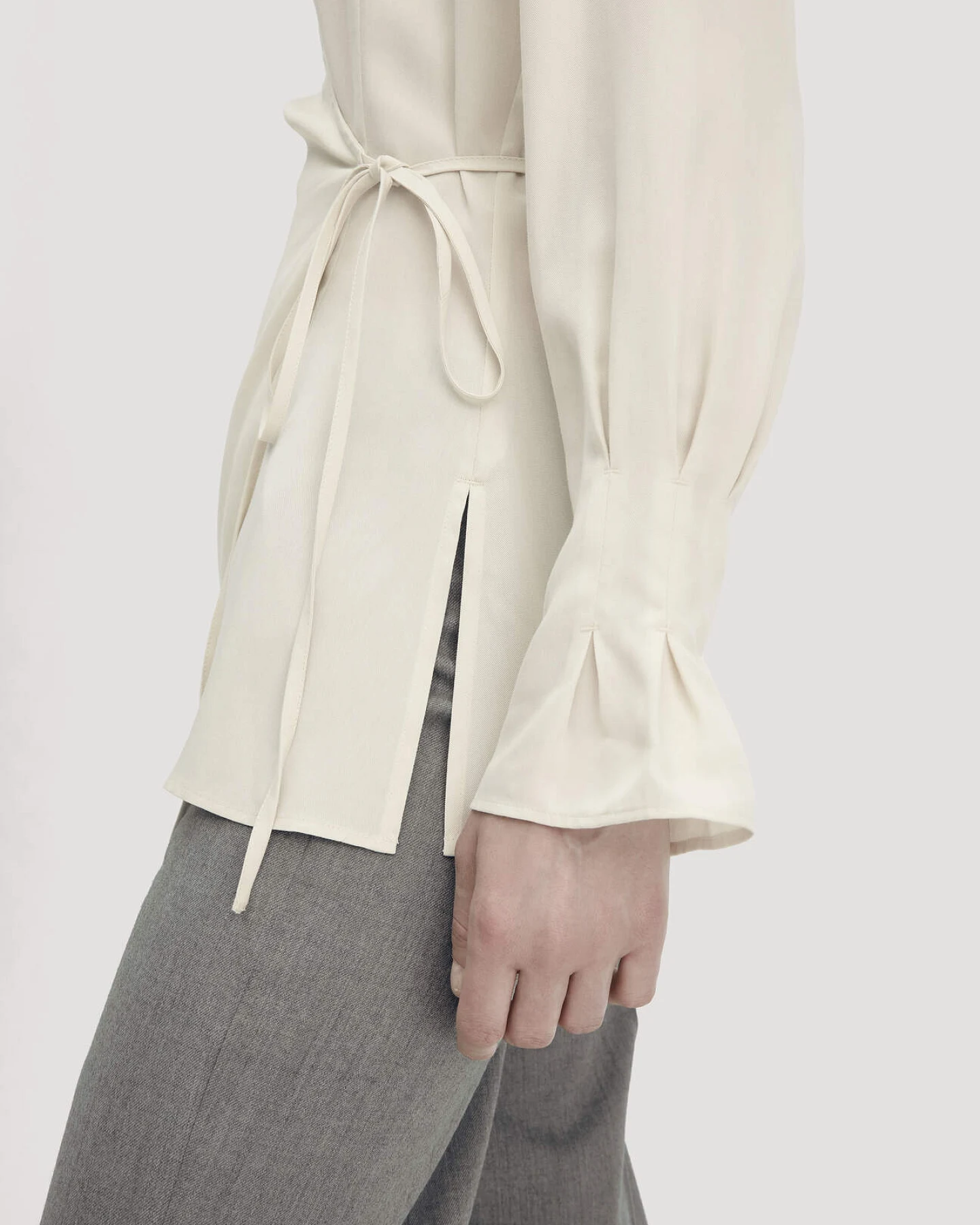 hessnatur Damen Wickelbluse Regular aus TENCEL™ Lyocell - beige - Größe 44 – Ansicht 4