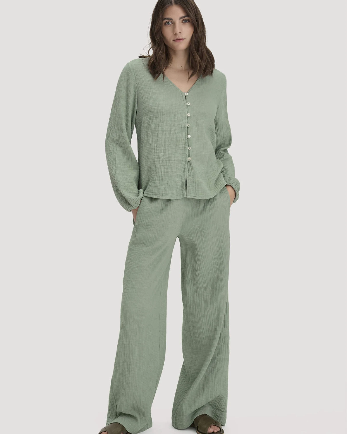 hessnatur Damen Musselin Bluse Relaxed aus Bio-Baumwolle - grün - Größe 46 – Ansicht 2
