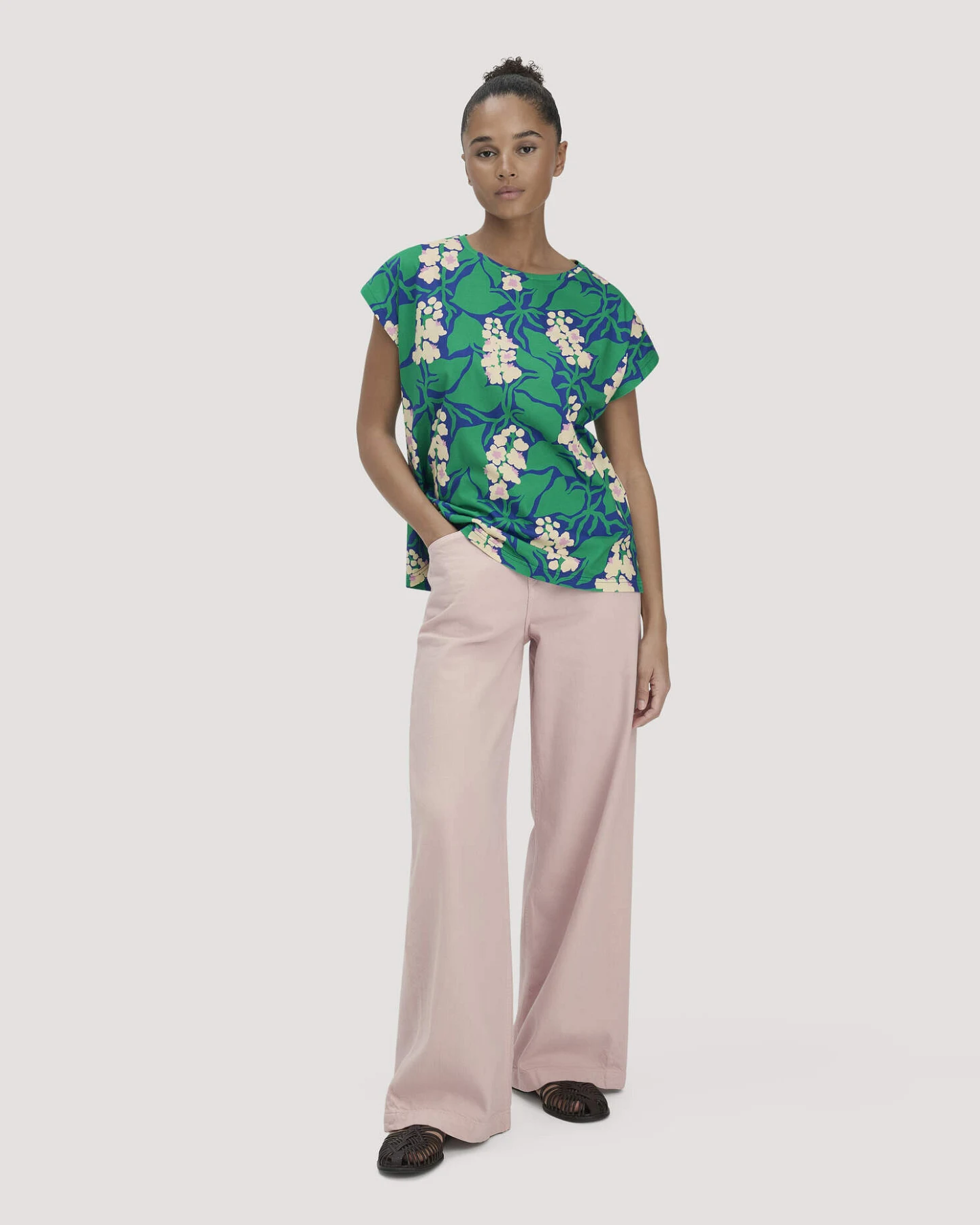 hessnatur Damen Print T-Shirt Oversize LIV LEE aus Bio-Baumwolle - grün - Größe L – Ansicht 2