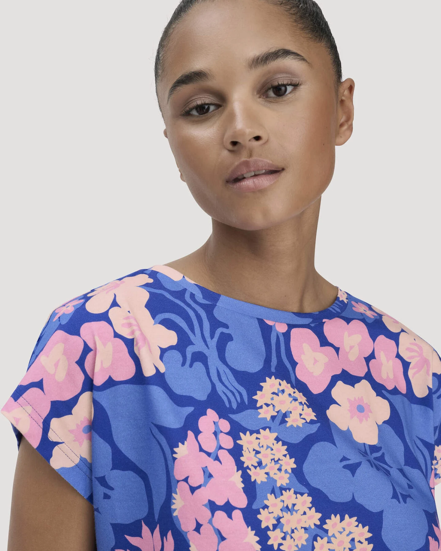 hessnatur Damen Print T-Shirt Oversize LIV LEE aus Bio-Baumwolle - blau - Größe L – Ansicht 4