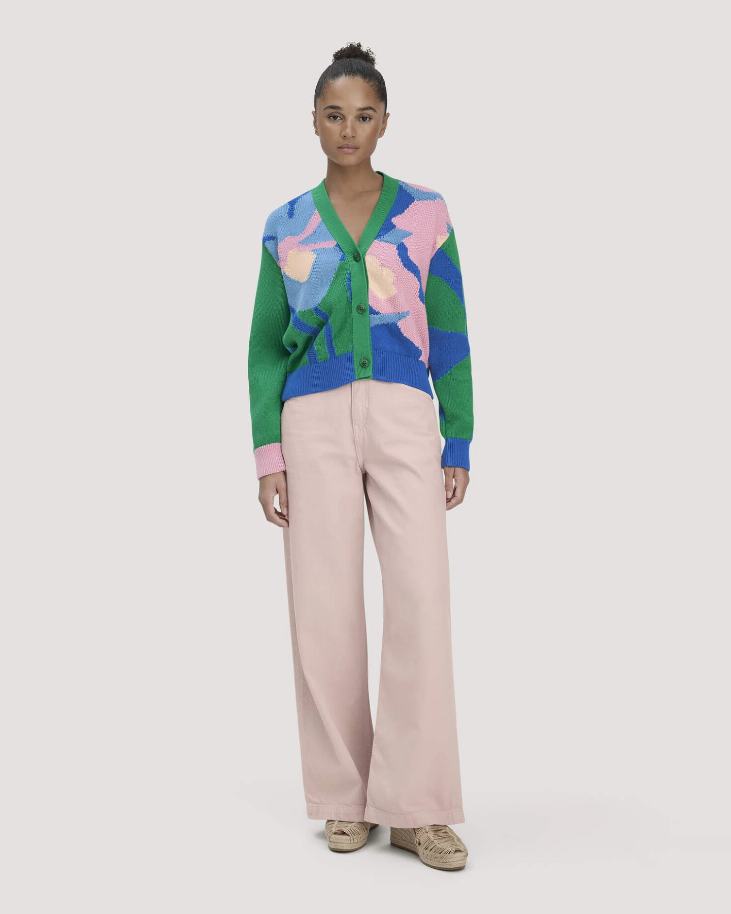 hessnatur Damen Strick Jacke Relaxed LIV LEE aus Bio-Baumwolle - grün - Größe M – Ansicht 2