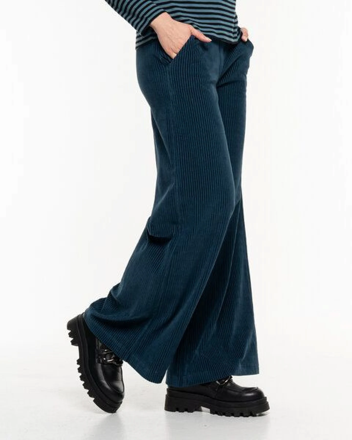 Alma & Lovis Stylische Marlene aus softem Nicki-Cord – Ansicht 2