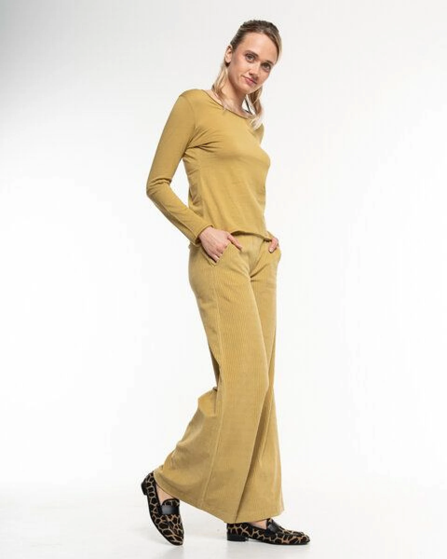Alma & Lovis Stylische Marlene aus softem Nicki-Cord – Ansicht 4