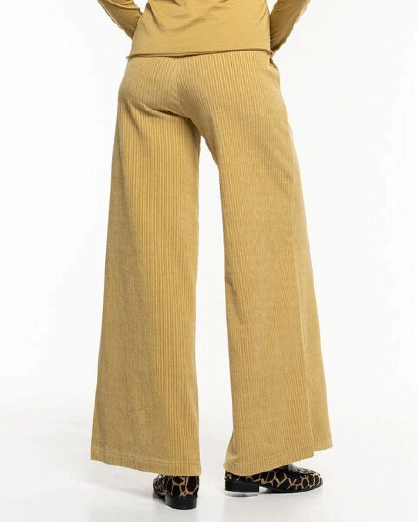 Alma & Lovis Stylische Marlene aus softem Nicki-Cord – Ansicht 2