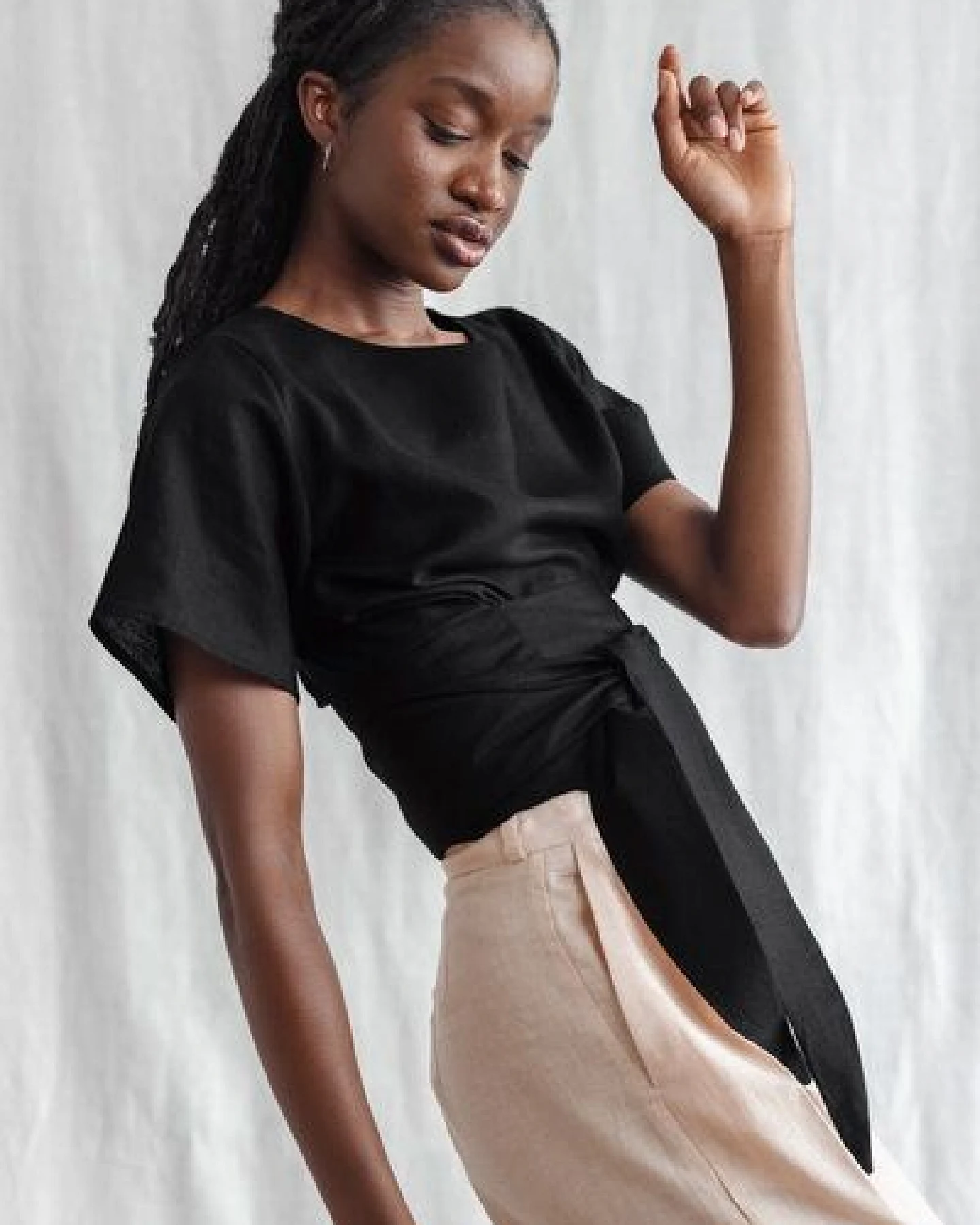 Jyoti - Fair Works Bio-Baumwoll Wickelshirt Amaranth Schwarz – Ansicht 2