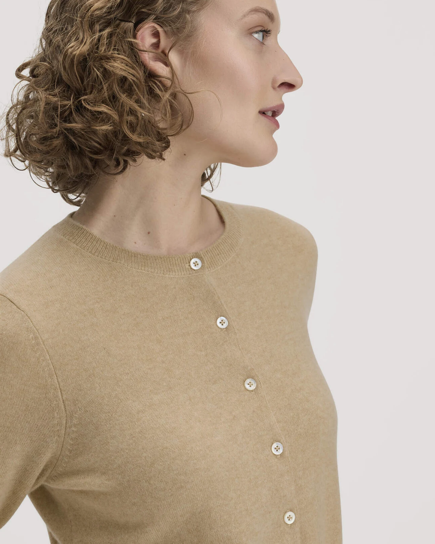 hessnatur Damen Strick Jacke Regular BETTER RECYCLING aus Cashmere - beige - Größe M – Ansicht 4