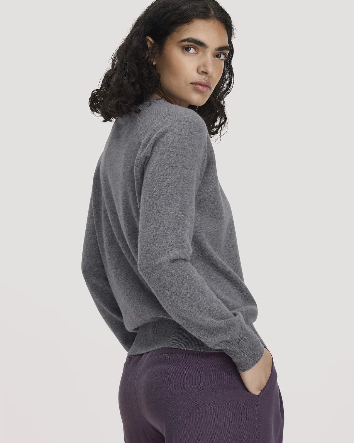 hessnatur Damen Pullover Relaxed BETTER RECYCLING aus Cashmere mit Recycling-Anteil - grau - Größe XS – Ansicht 3