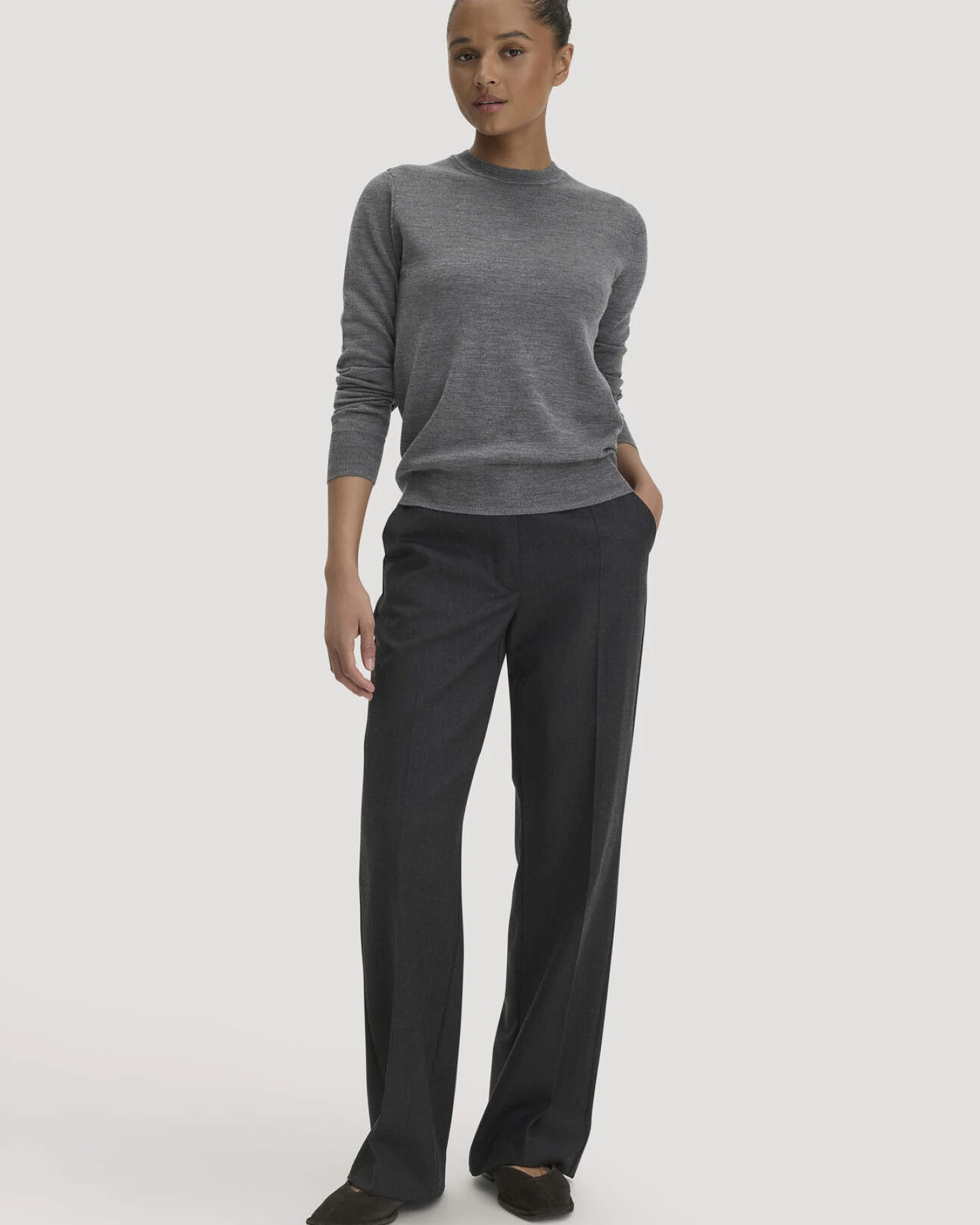 hessnatur Damen Pullover Regular aus Bio-Merinowolle - grau - Größe XL – Ansicht 2