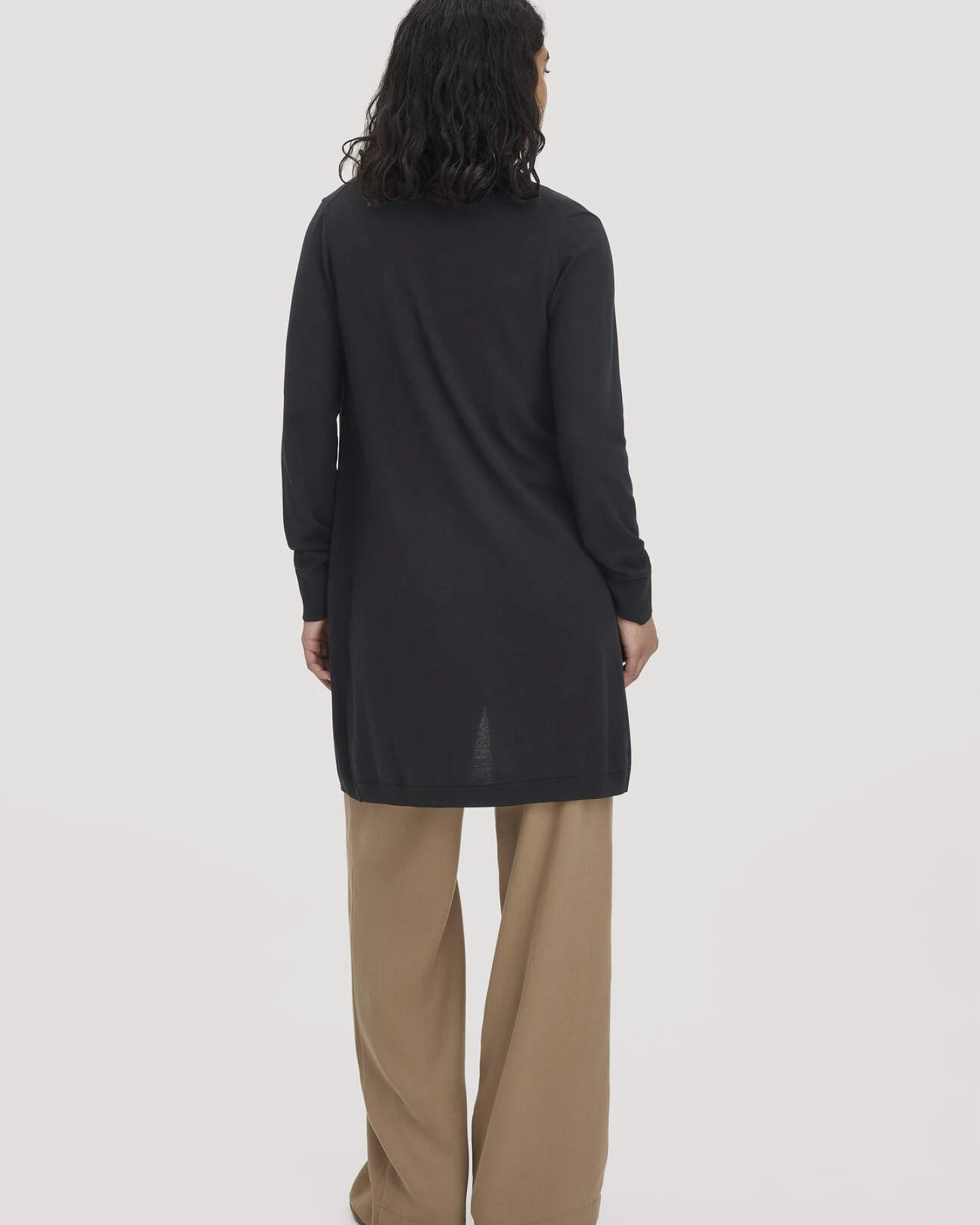hessnatur Damen Strickjacke Regular aus Bio-Merinowolle - schwarz - Größe S – Ansicht 2