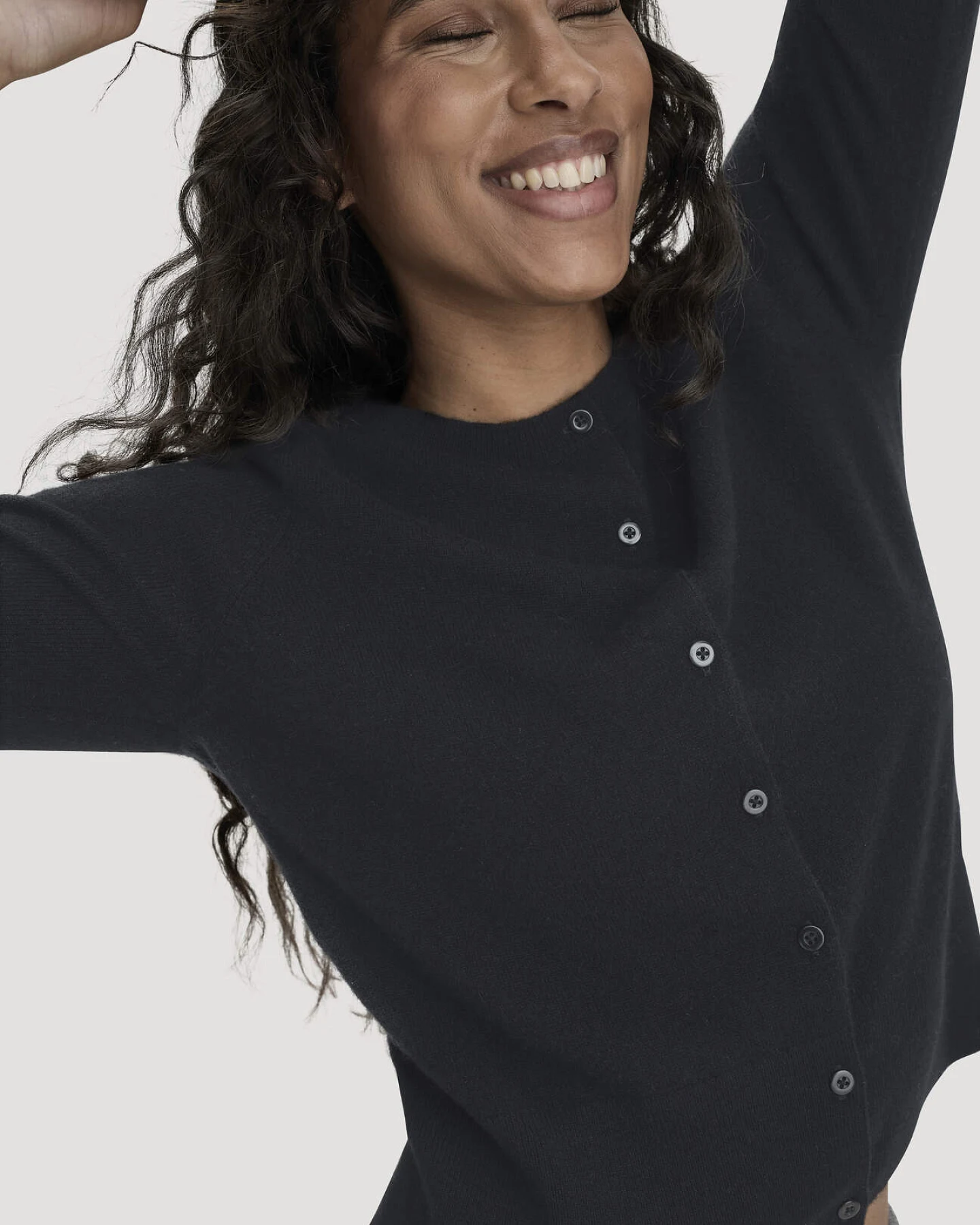 hessnatur Damen Strick Jacke Regular BETTER RECYCLING aus Cashmere - schwarz - Größe XS – Ansicht 4
