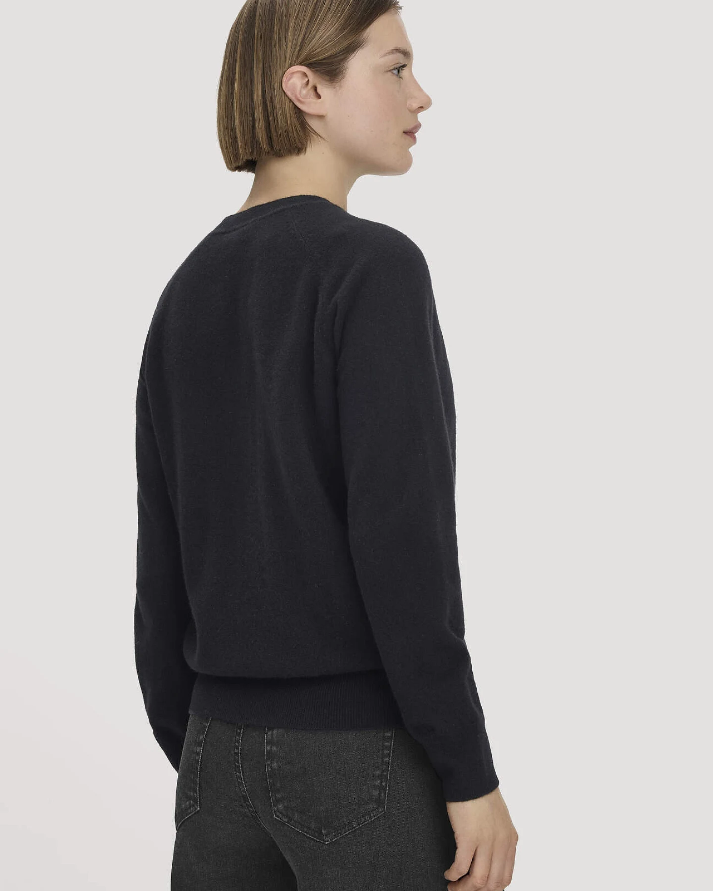 hessnatur Damen Pullover Relaxed BETTER RECYCLING aus Cashmere mit Recycling-Anteil - schwarz - Größe L – Ansicht 3