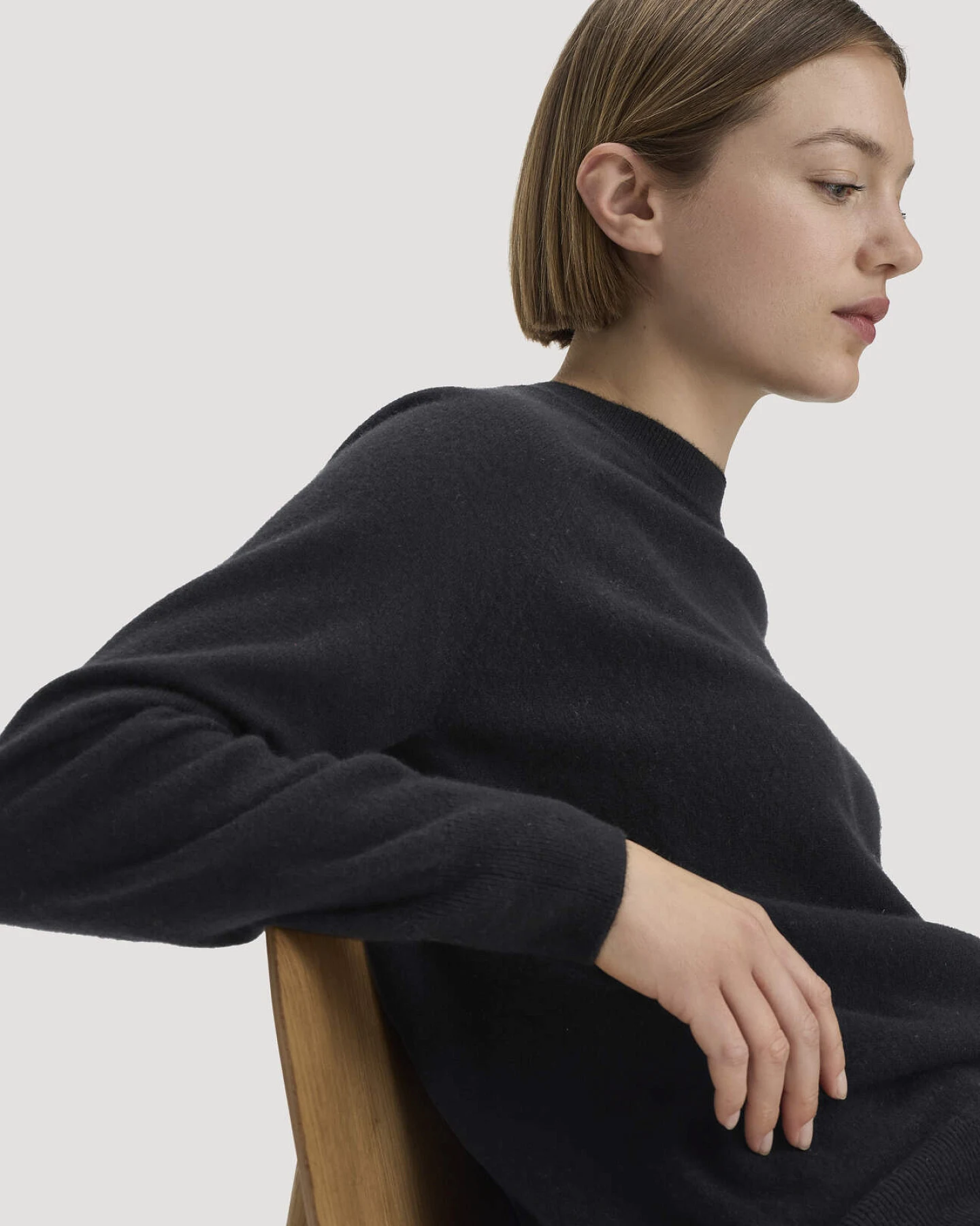 hessnatur Damen Pullover Relaxed BETTER RECYCLING aus Cashmere mit Recycling-Anteil - schwarz - Größe L – Ansicht 4