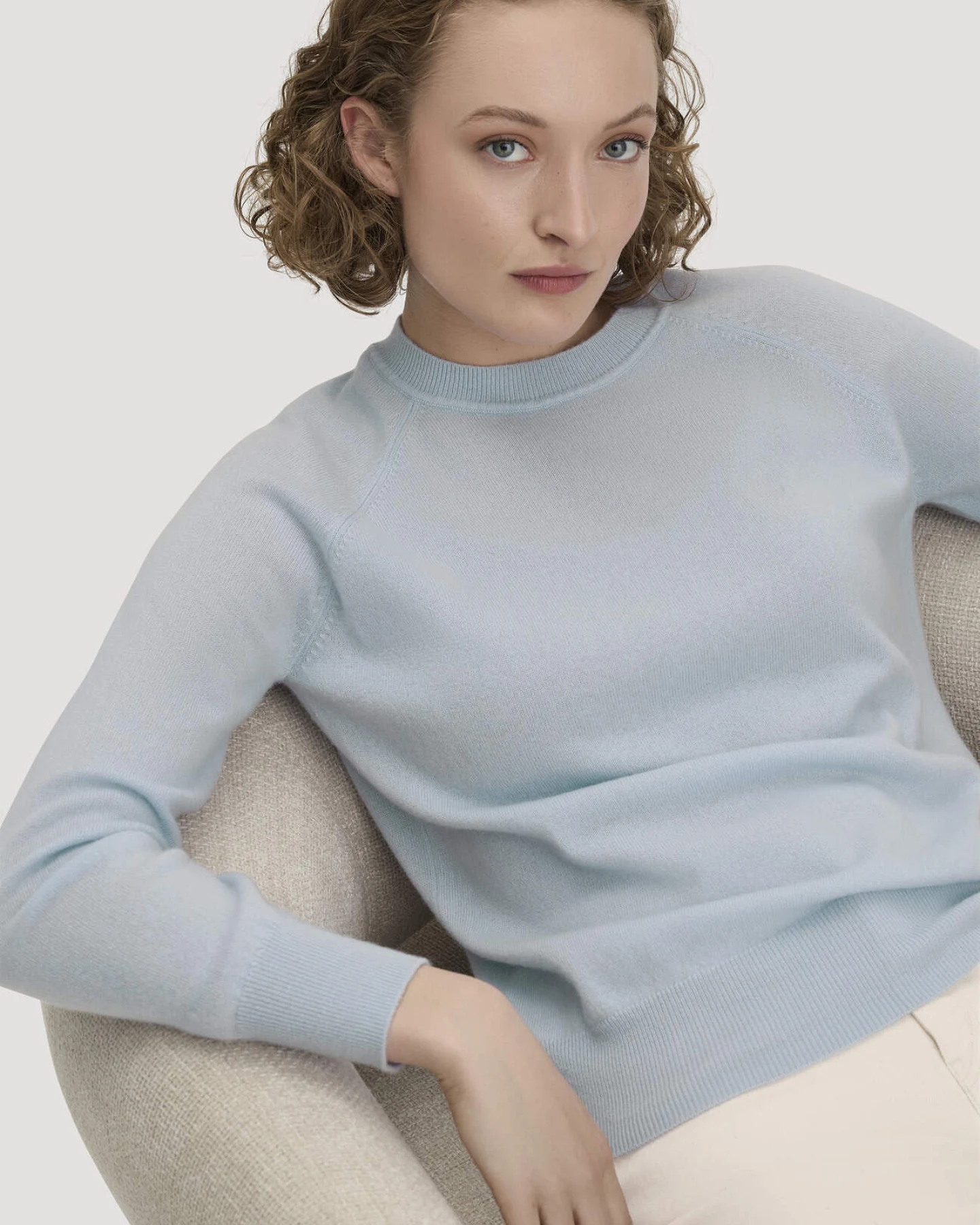 hessnatur Damen Pullover Relaxed BETTER RECYCLING aus Cashmere mit Recycling-Anteil - blau - Größe M – Ansicht 4