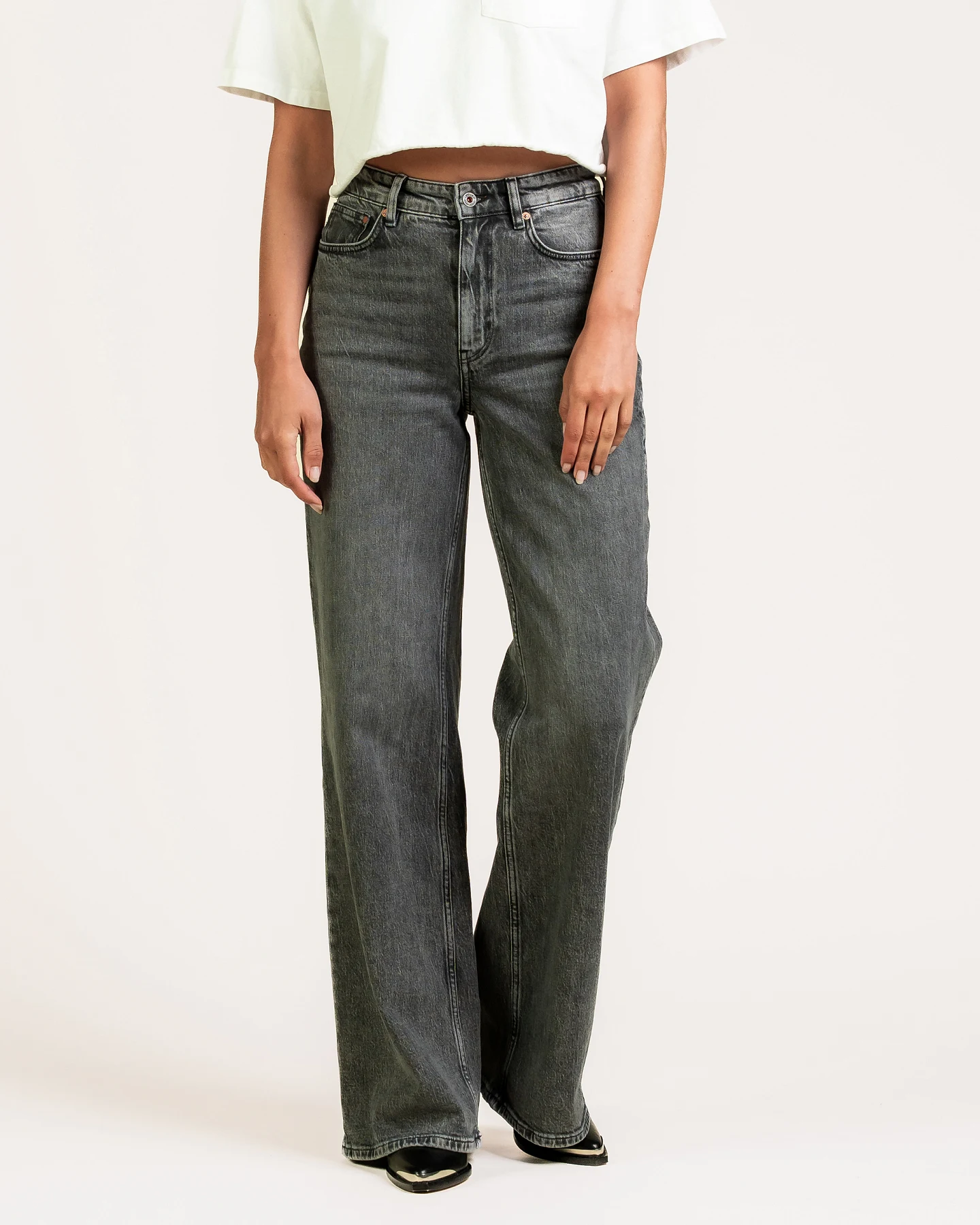 Kuyichi Damen vegan Jeans Harper Mit Weitem Bein Anthrazitfarben Mit Fade-Effekt – Ansicht 2