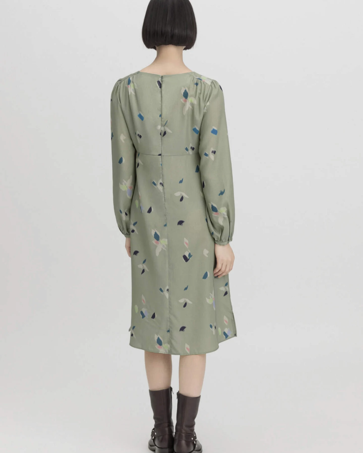 hessnatur Damen Kleid Midi Regular aus TENCEL™ Lyocell - grün - Größe 46 – Ansicht 2