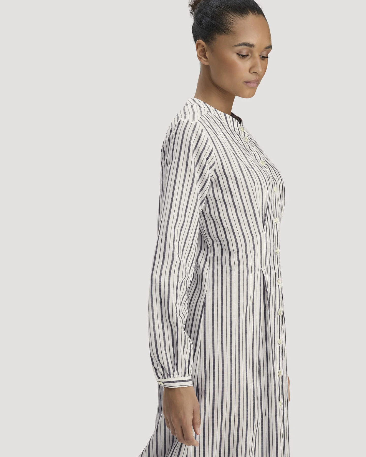hessnatur Damen Hemdblusenkleid mit Taillierung Maxi aus Bio-Baumwolle mit Leinen - weiß - Größe 46 – Ansicht 4