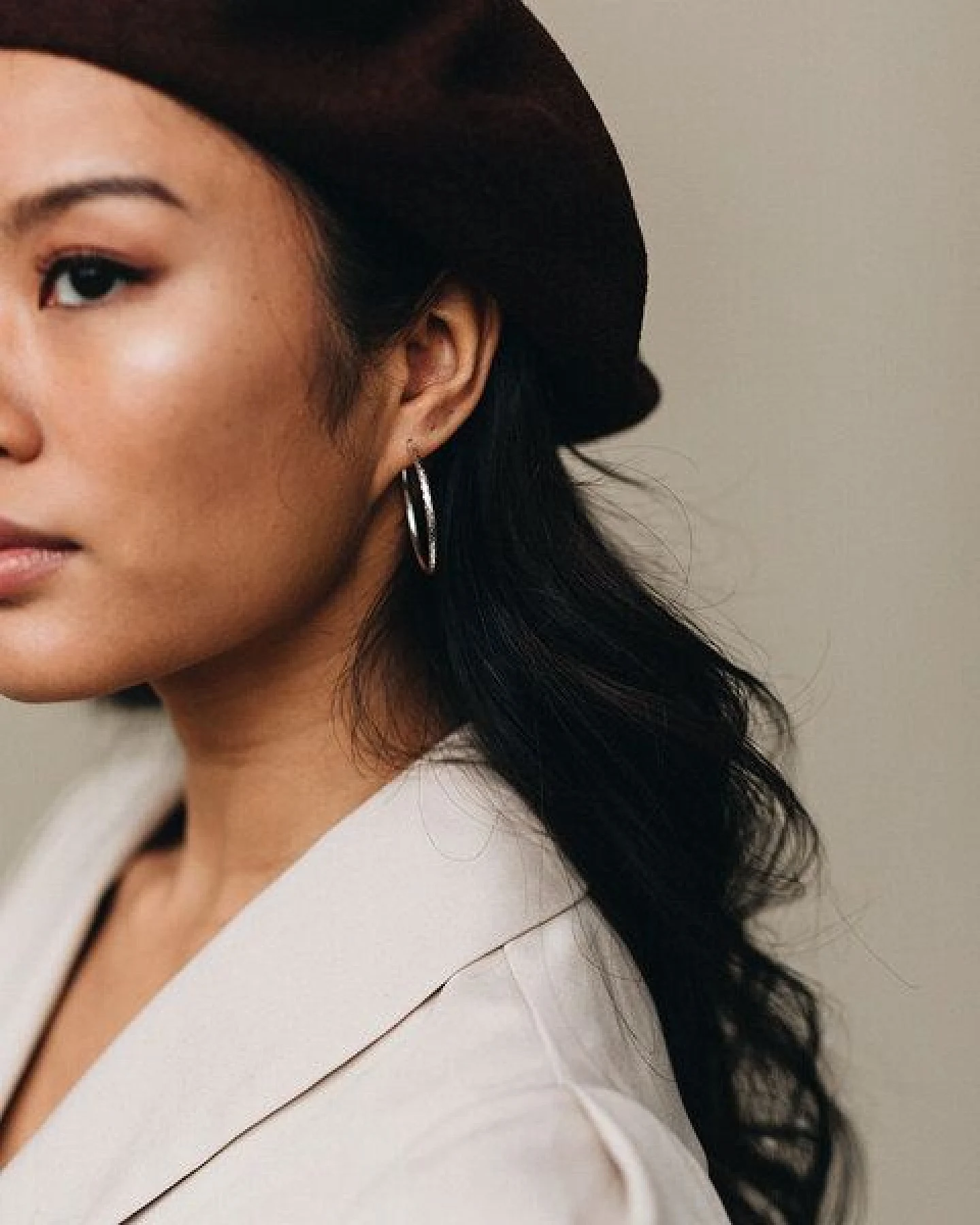 pikfine Facettierte Creolen "Linje" / silber oder vergoldet – Ansicht 2