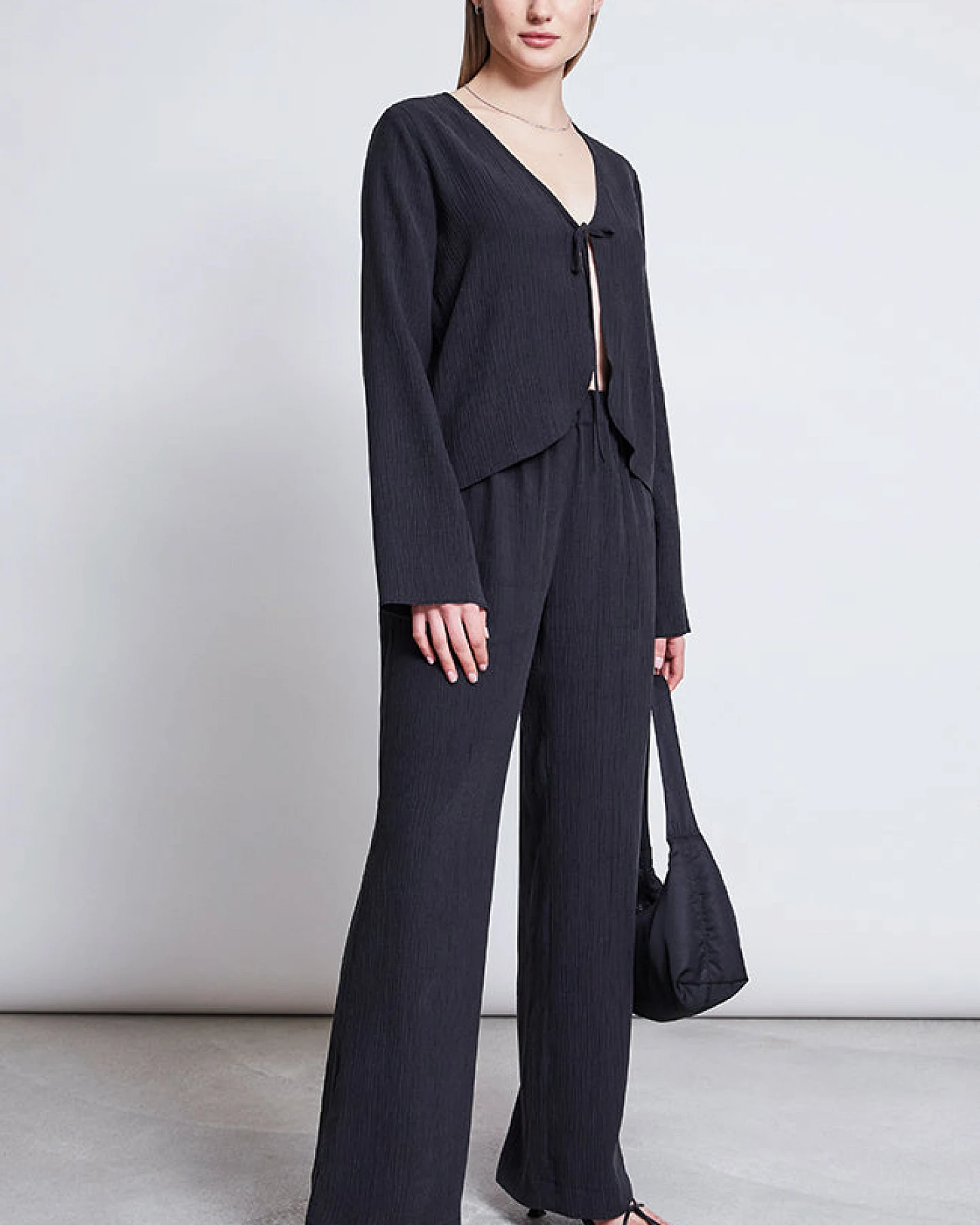 JAN N JUNE Damen vegan Hose Hava Crinkle Schwarz – Ansicht 2