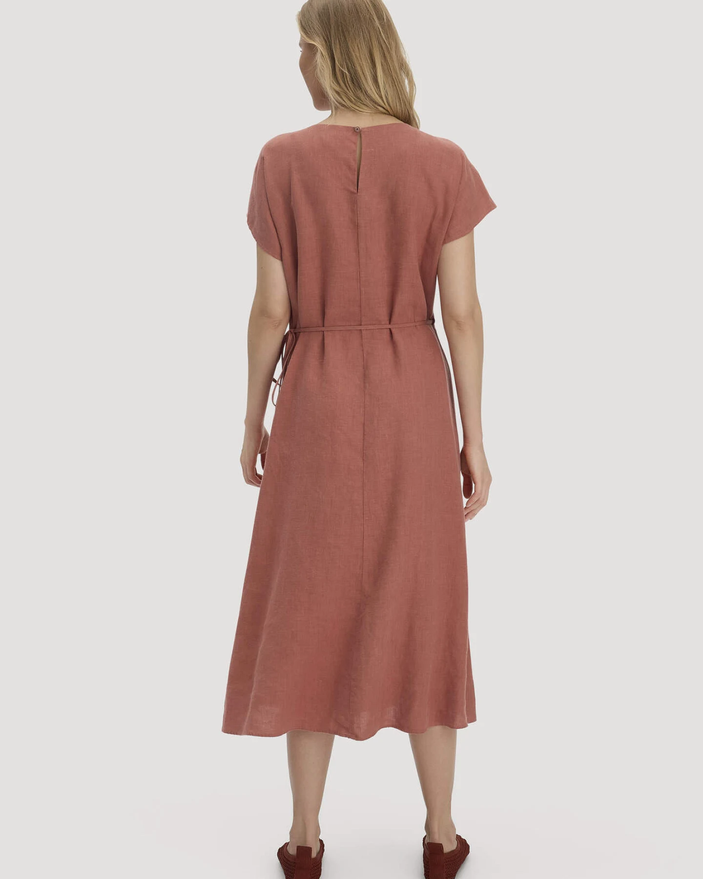 hessnatur Damen Kleid mit Wickeloptik Midi aus Leinen - braun - Größe 36 – Ansicht 2