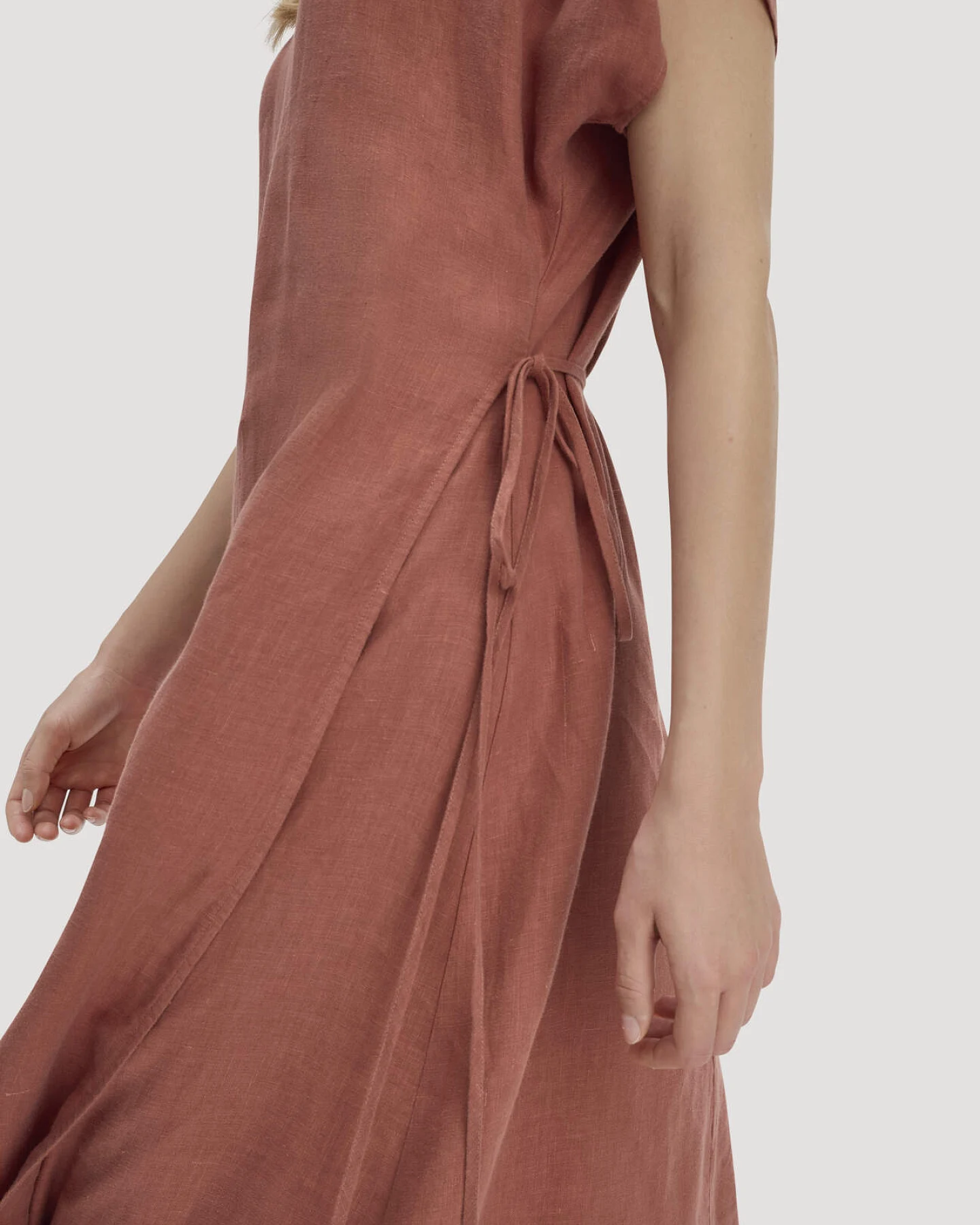 hessnatur Damen Kleid mit Wickeloptik Midi aus Leinen - braun - Größe 36 – Ansicht 3