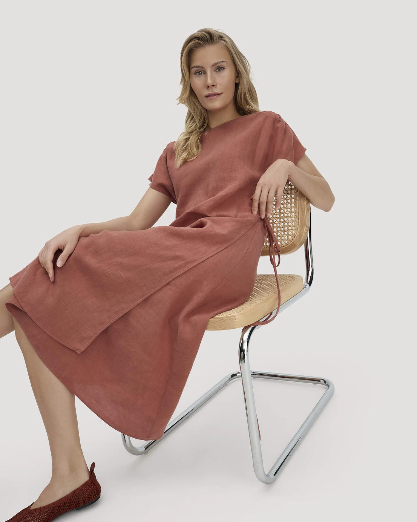hessnatur Damen Kleid mit Wickeloptik Midi aus Leinen - braun - Größe 36 – Ansicht 4