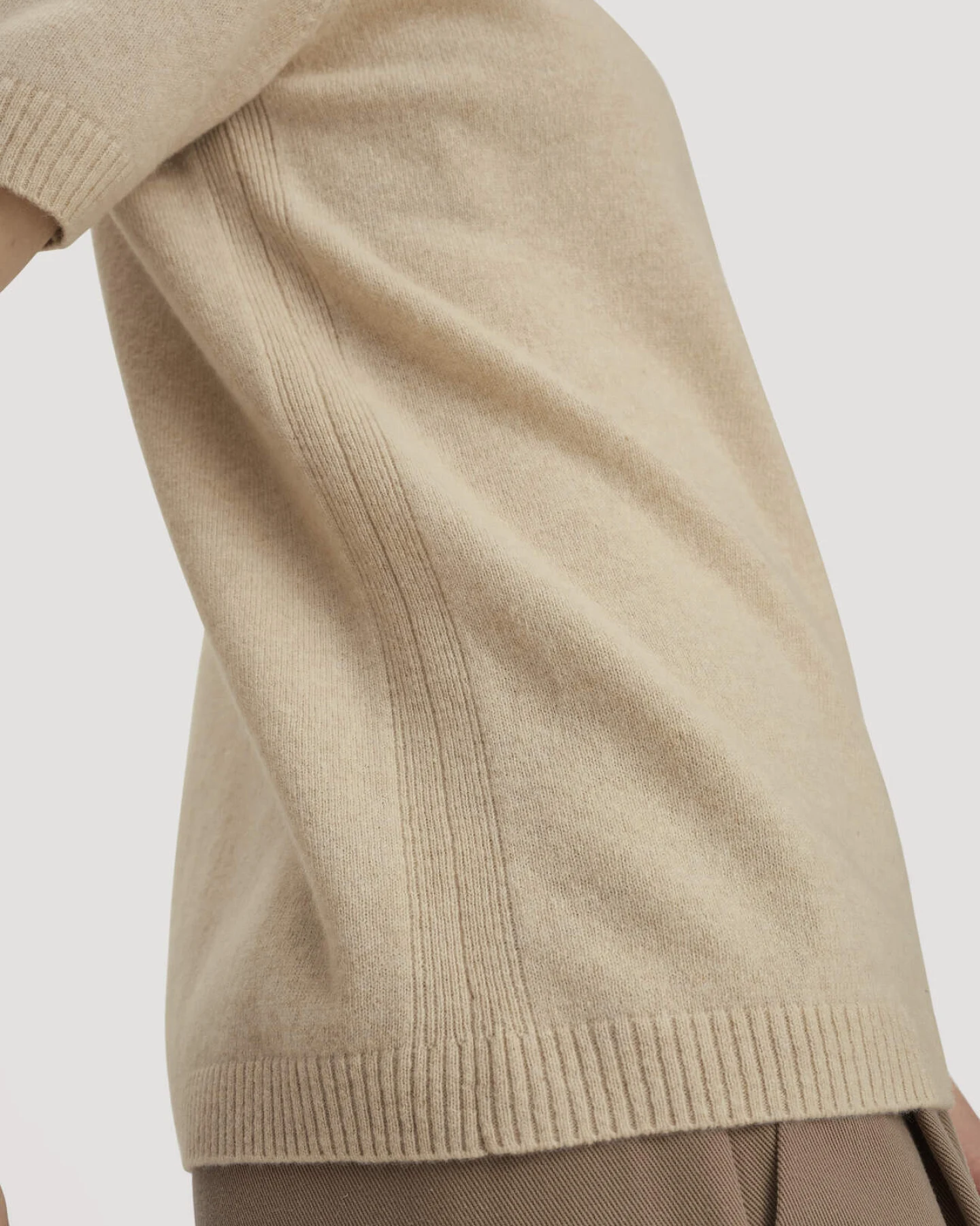 hessnatur Damen Pullover Relaxed aus Bio-Schurwolle mit Cashmere - beige - Größe M – Ansicht 4