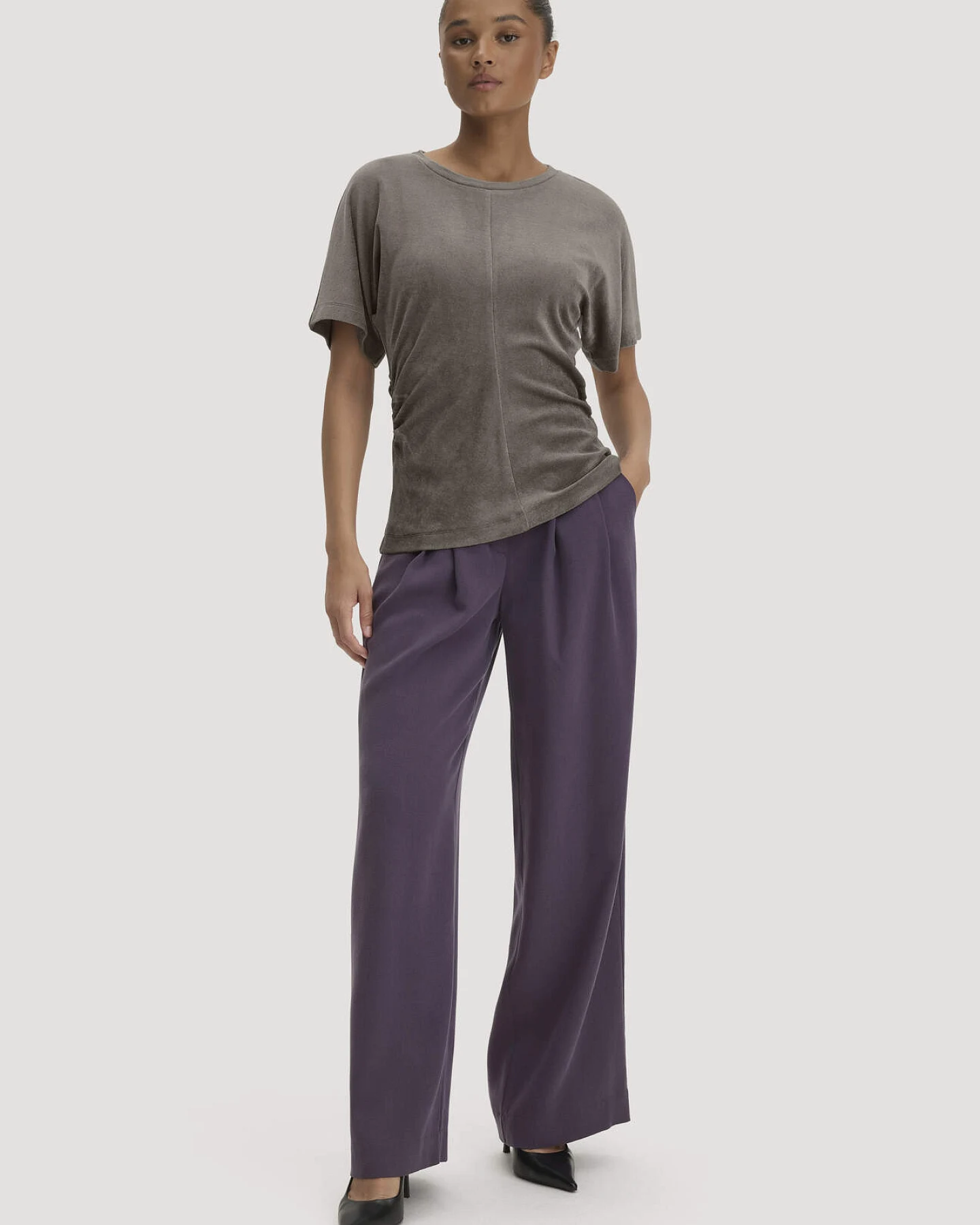 hessnatur Damen Samt T-Shirt Slim aus TENCEL™ Modal mit Bio-Baumwolle - grün - Größe 34 – Ansicht 2