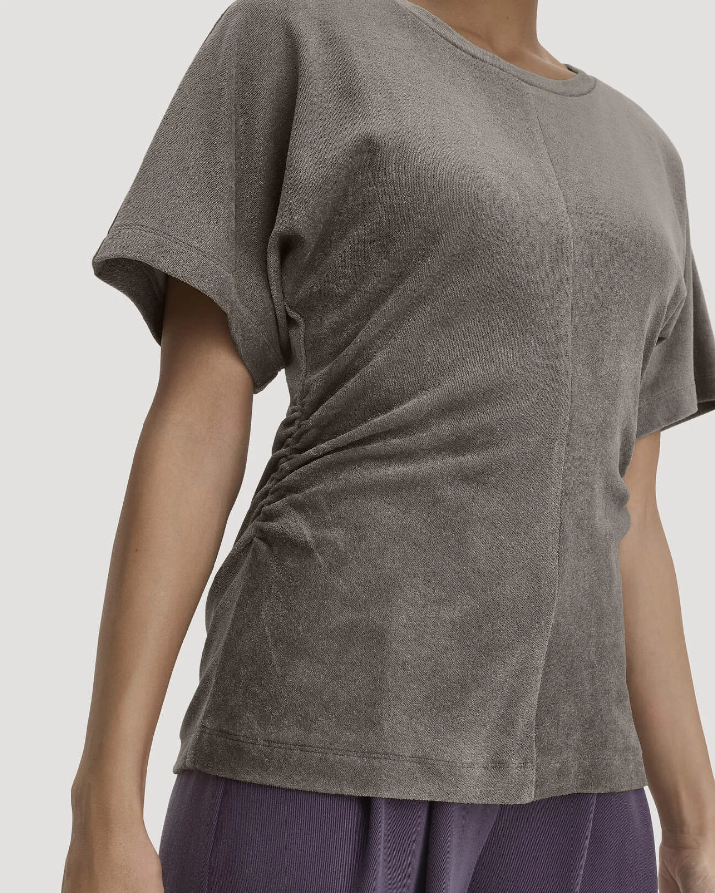 hessnatur Damen Samt T-Shirt Slim aus TENCEL™ Modal mit Bio-Baumwolle - grün - Größe 44 – Ansicht 4