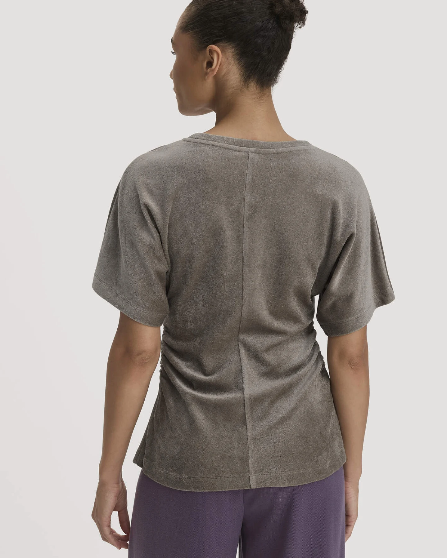 hessnatur Damen Samt T-Shirt Slim aus TENCEL™ Modal mit Bio-Baumwolle - grün - Größe 48 – Ansicht 3