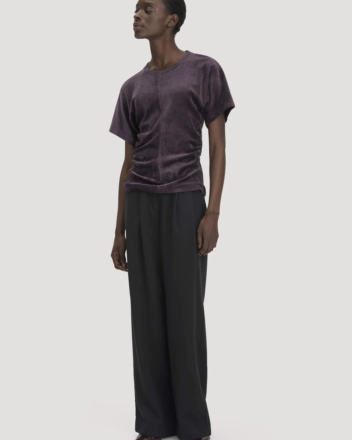 hessnatur Damen Samt T-Shirt Slim aus TENCEL™ Modal mit Bio-Baumwolle - lila - Größe 34 – Ansicht 2