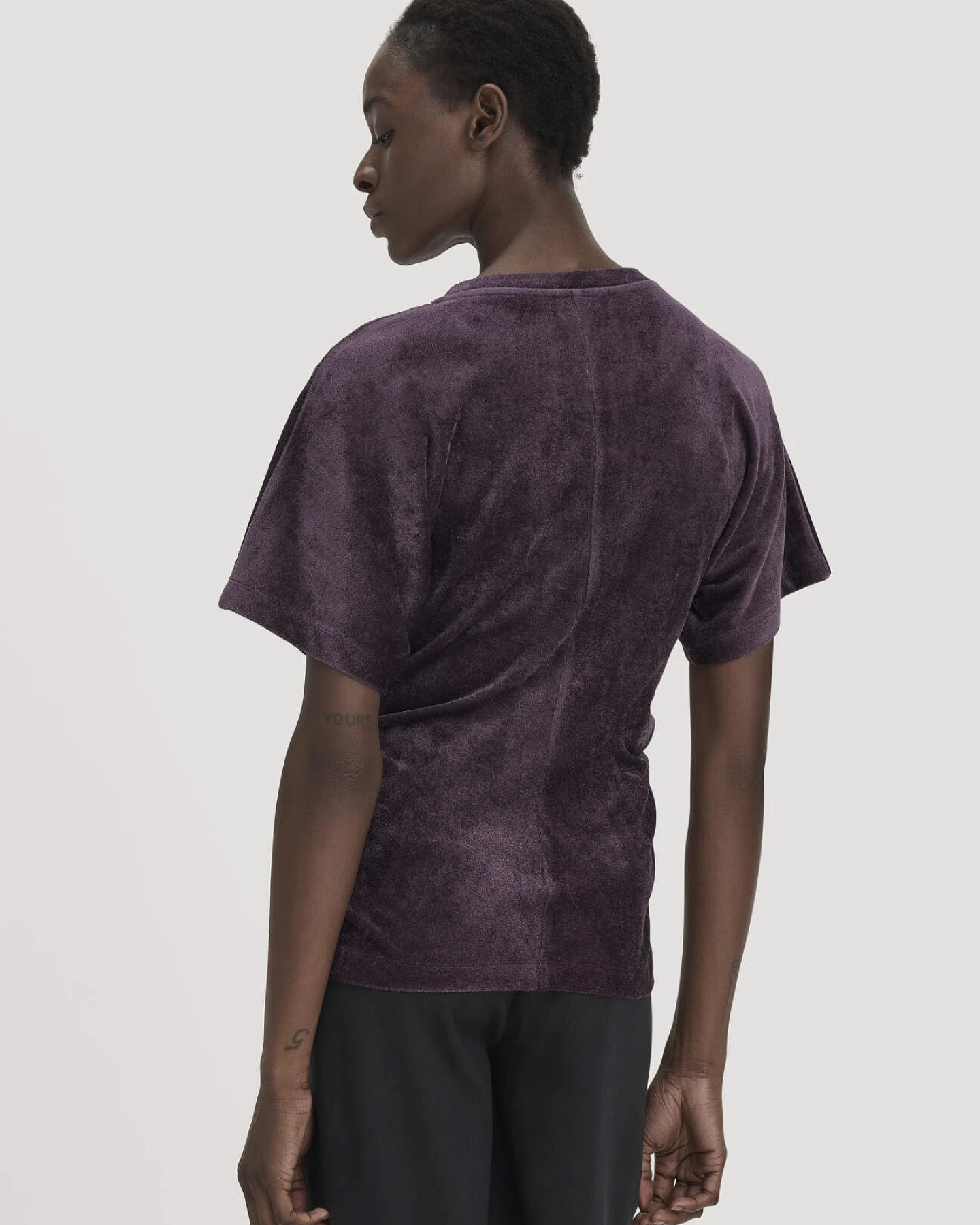 hessnatur Damen Samt T-Shirt Slim aus TENCEL™ Modal mit Bio-Baumwolle - lila - Größe 34 – Ansicht 3