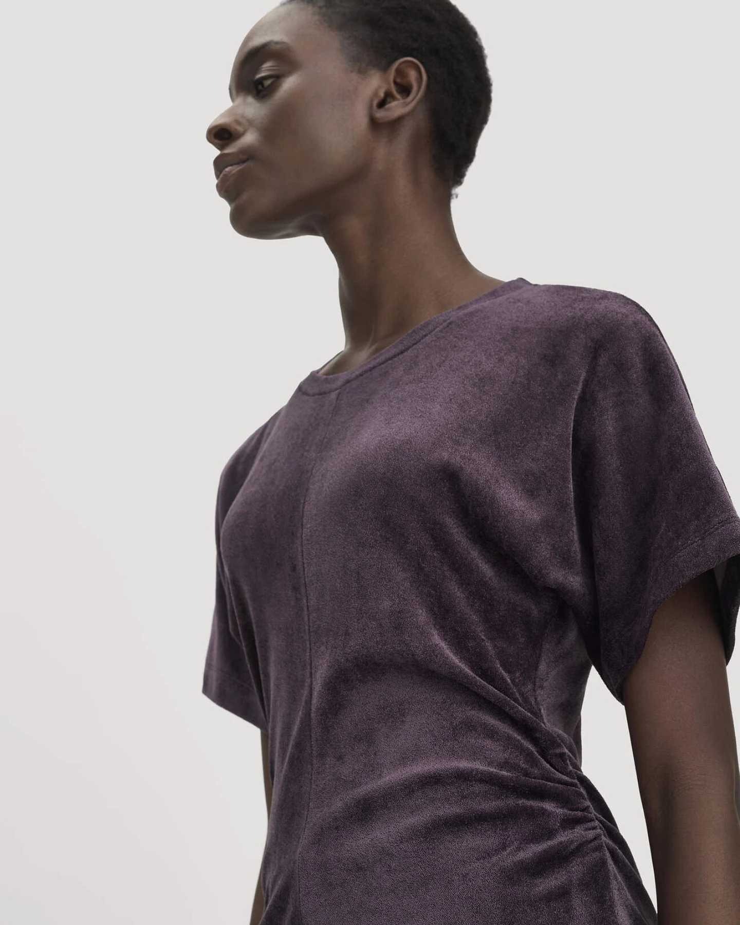 hessnatur Damen Samt T-Shirt Slim aus TENCEL™ Modal mit Bio-Baumwolle - lila - Größe 34 – Ansicht 4