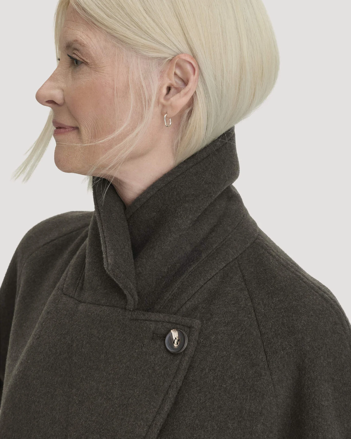 hessnatur Damen Wollmantel mit Revers Relaxed aus recycelter Wolle - grün - Größe 46 – Ansicht 4