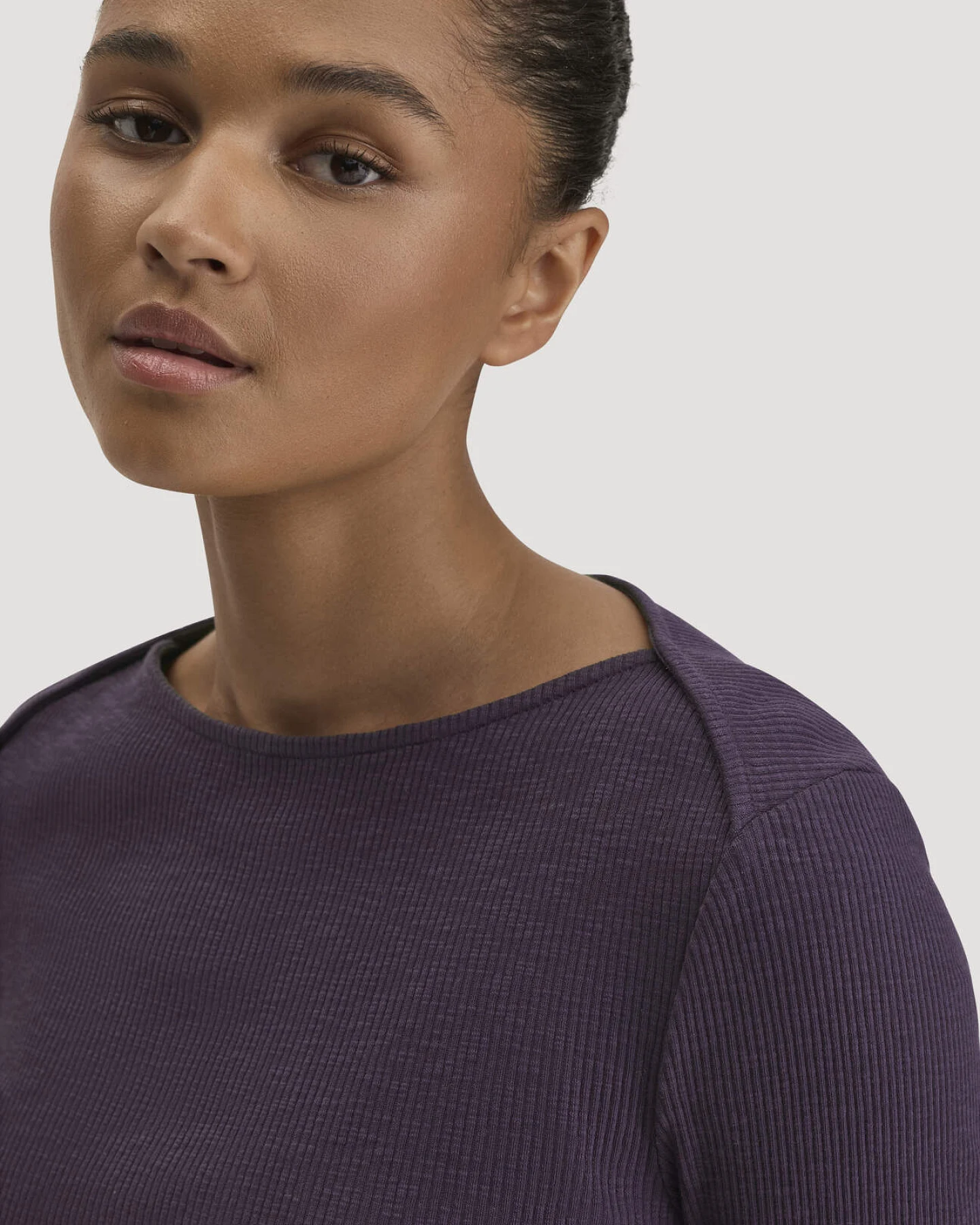 hessnatur Damen Boatneck Longsleeve Slim aus Bio-Baumwolle - lila - Größe 34 – Ansicht 4