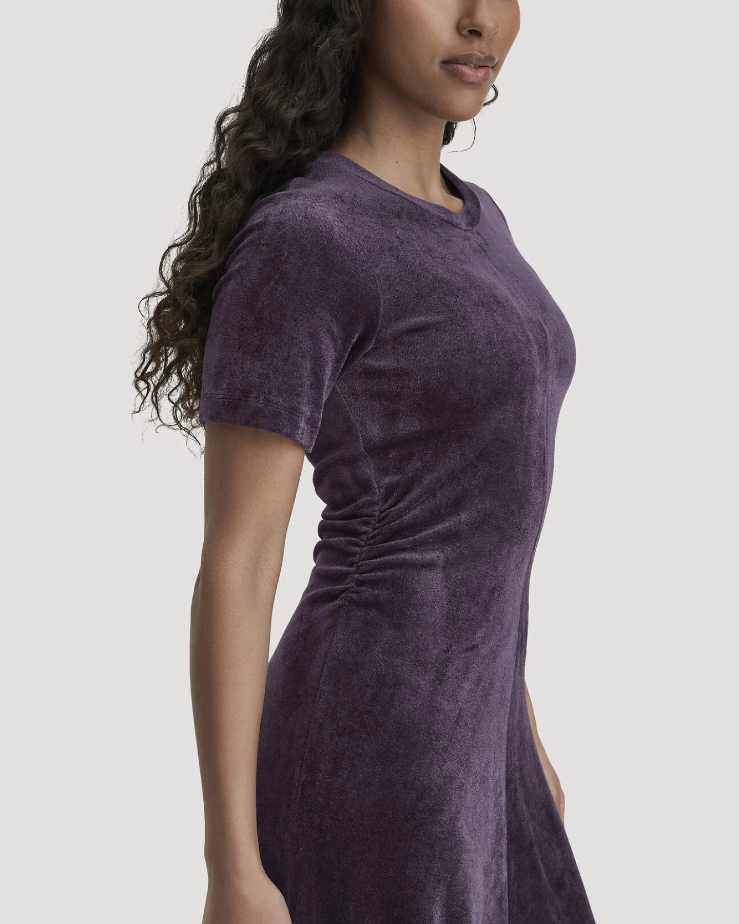 hessnatur Damen Samt-Jerseykleid kniebedeckend Slim aus TENCEL™ Modal mit Bio-Baumwolle - lila - Größe 36 – Ansicht 3
