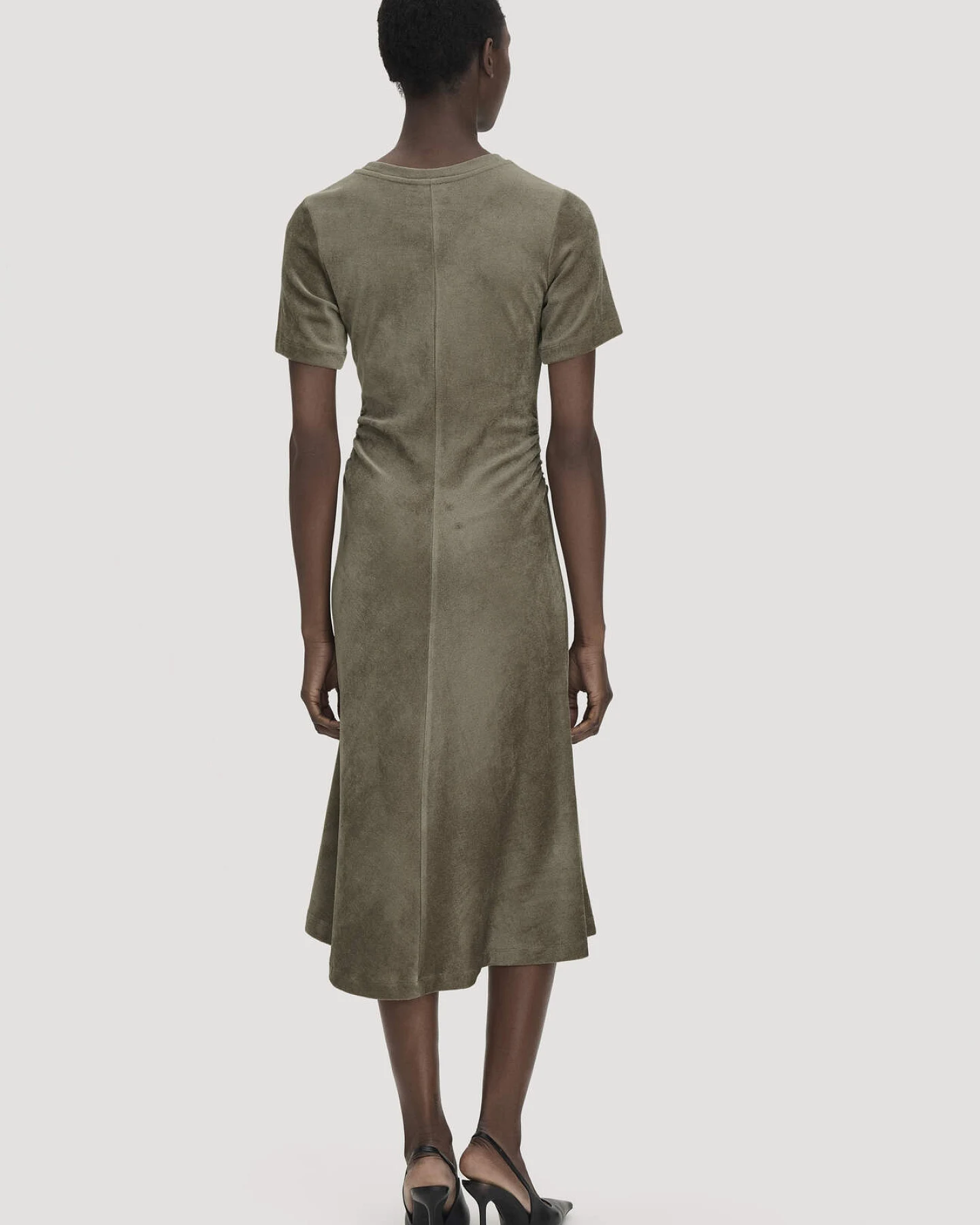 hessnatur Damen Samt-Jerseykleid kniebedeckend Slim aus TENCEL™ Modal mit Bio-Baumwolle - grün - Größe 36 – Ansicht 2