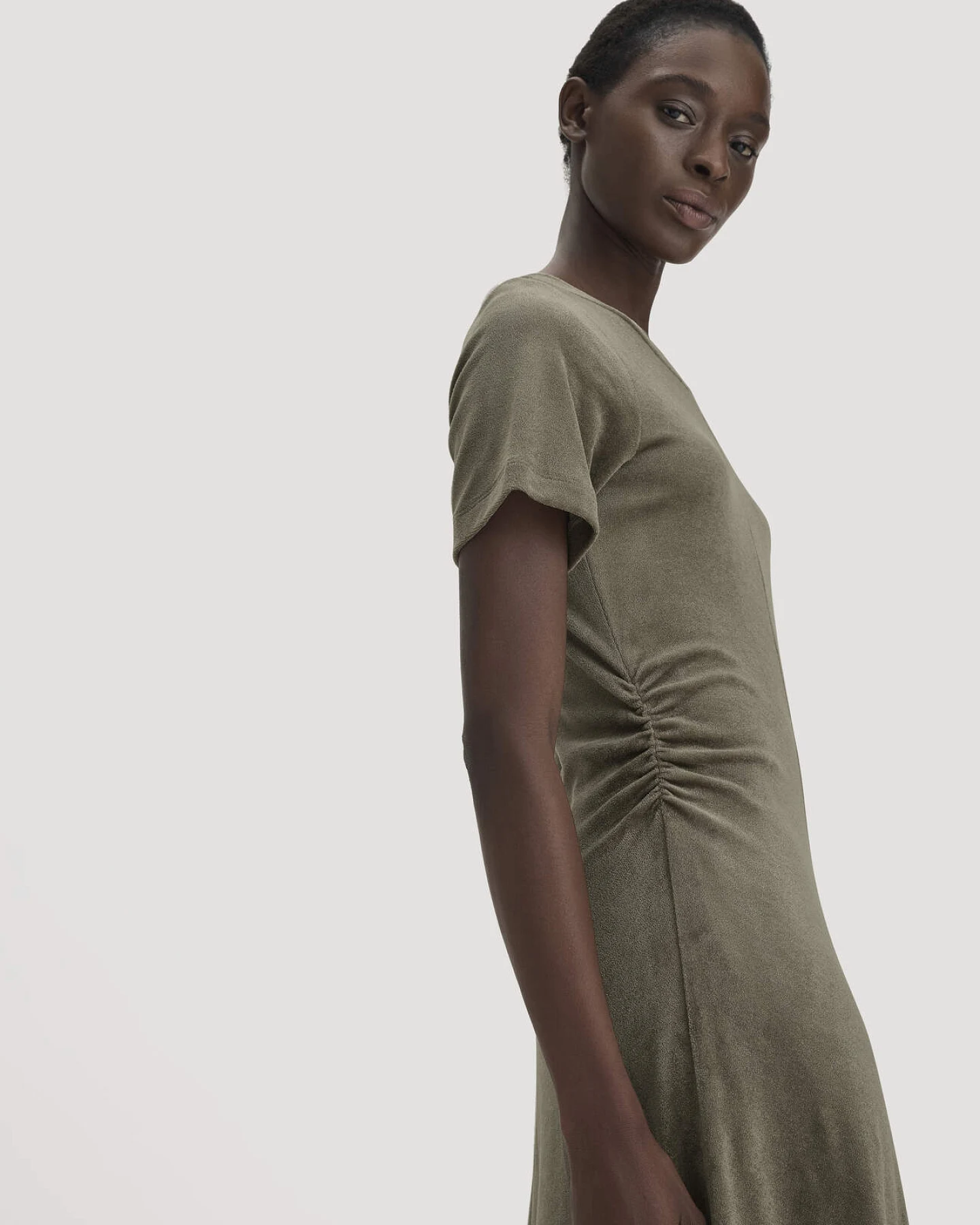 hessnatur Damen Samt-Jerseykleid kniebedeckend Slim aus TENCEL™ Modal mit Bio-Baumwolle - grün - Größe 36 – Ansicht 3