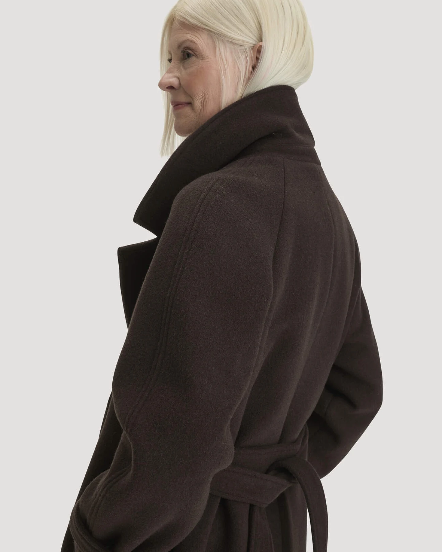 hessnatur Damen Wollmantel mit Revers Relaxed aus recycelter Wolle - braun - Größe 36 – Ansicht 3