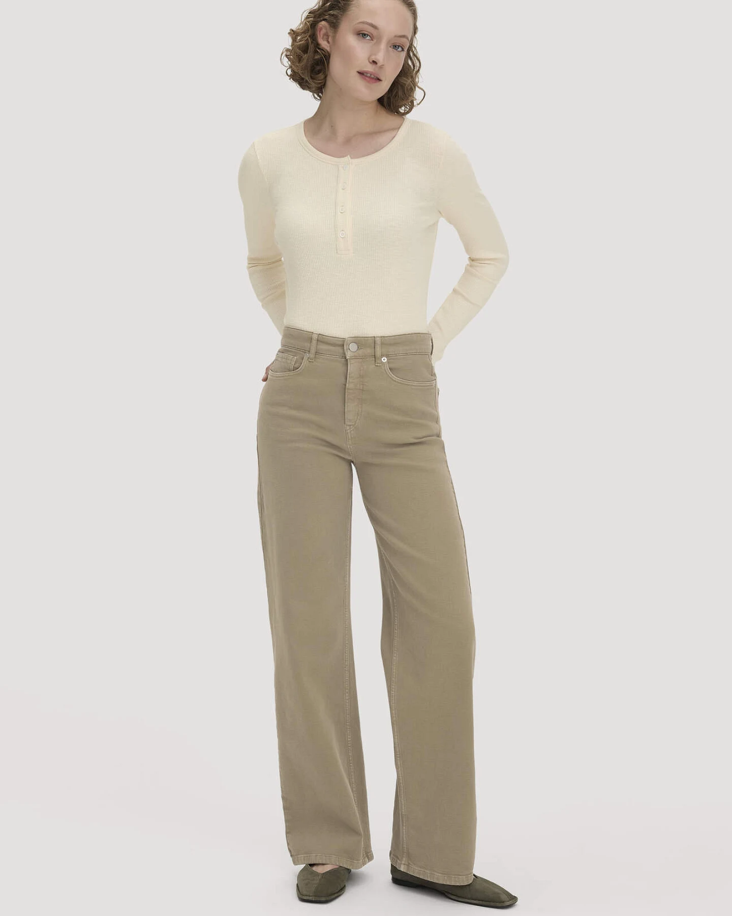 hessnatur Damen Longsleeve Henley Slim aus Bio-Baumwolle - weiß - Größe 40 – Ansicht 2