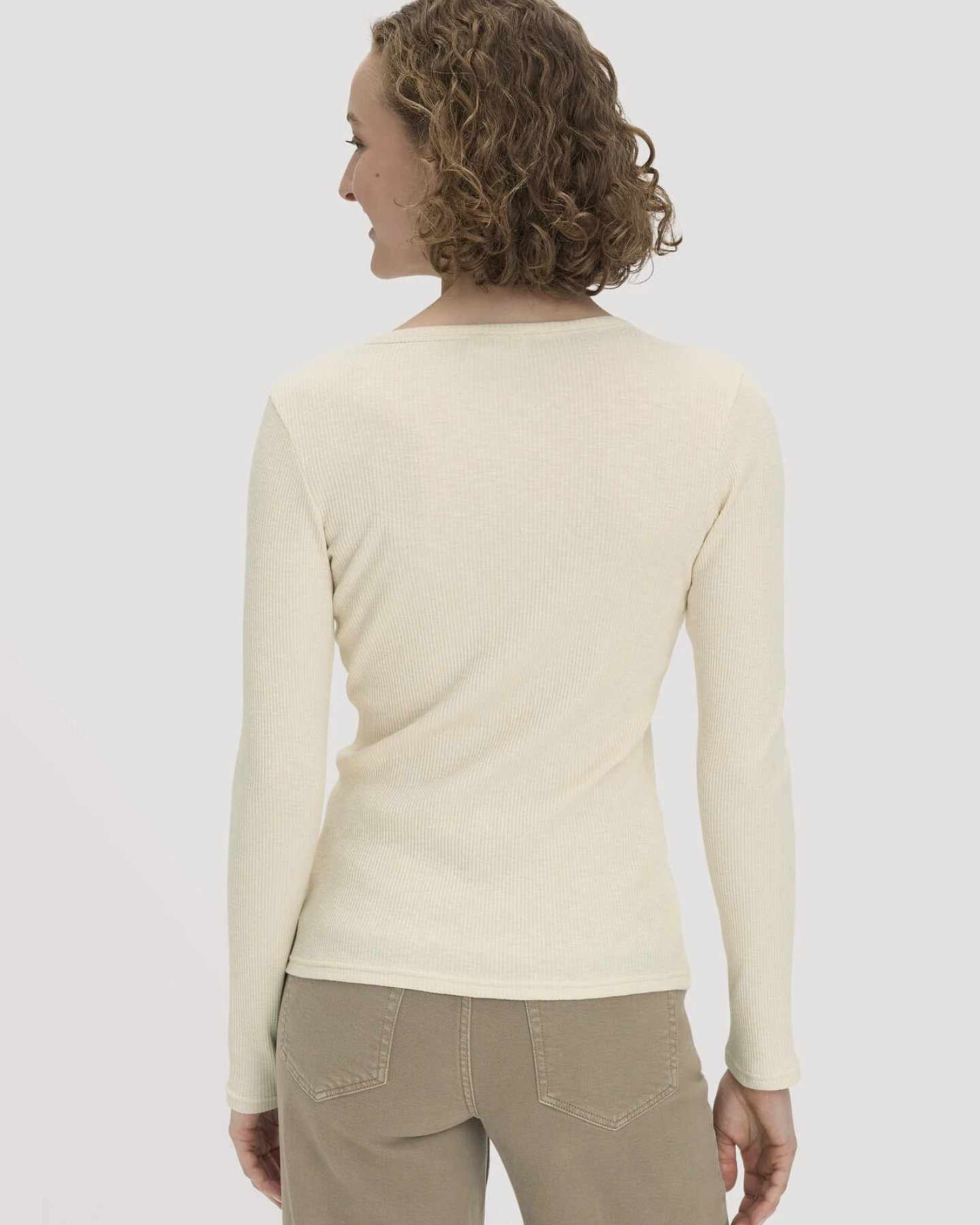 hessnatur Damen Longsleeve Henley Slim aus Bio-Baumwolle - weiß - Größe 36 – Ansicht 3